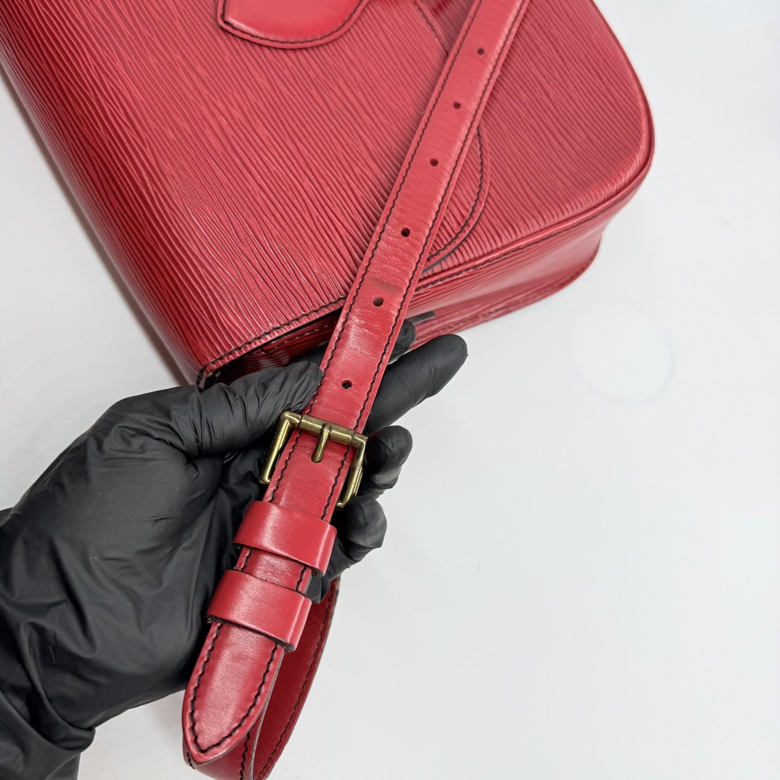Authentic Louis Vuitton Saint Cloud GM Epi Shoulder Bag