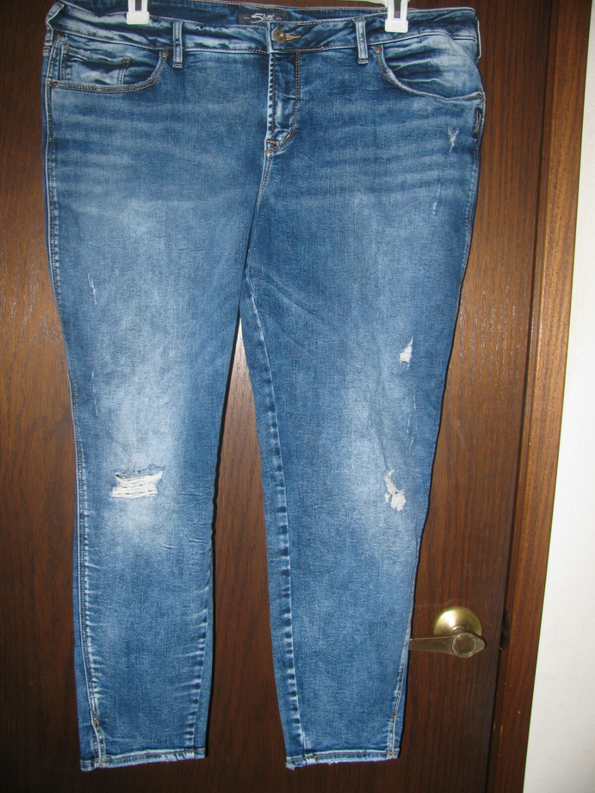 EUC Silver Jeans Avery Skinny Plus Medium Wash Distressed 20/27 20W