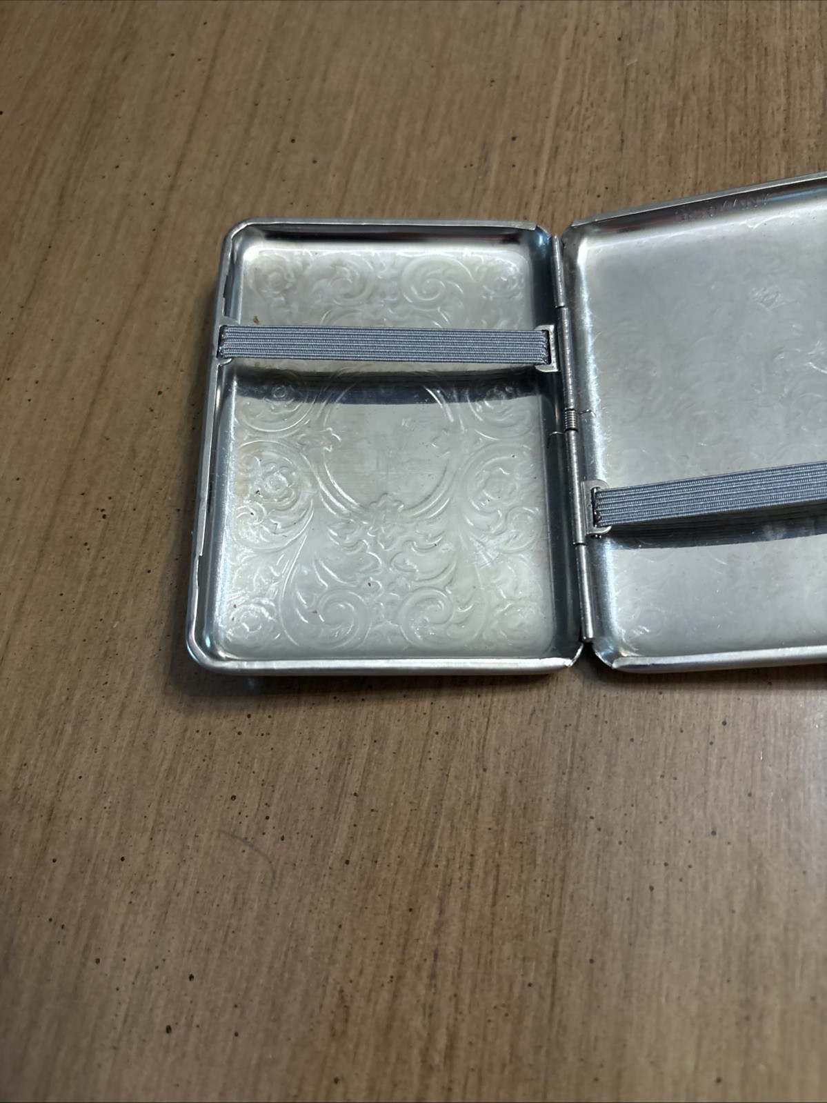 Silver Victorian Scroll 2-Band I.D. Case Business Credit Card Holder, Cigarettes