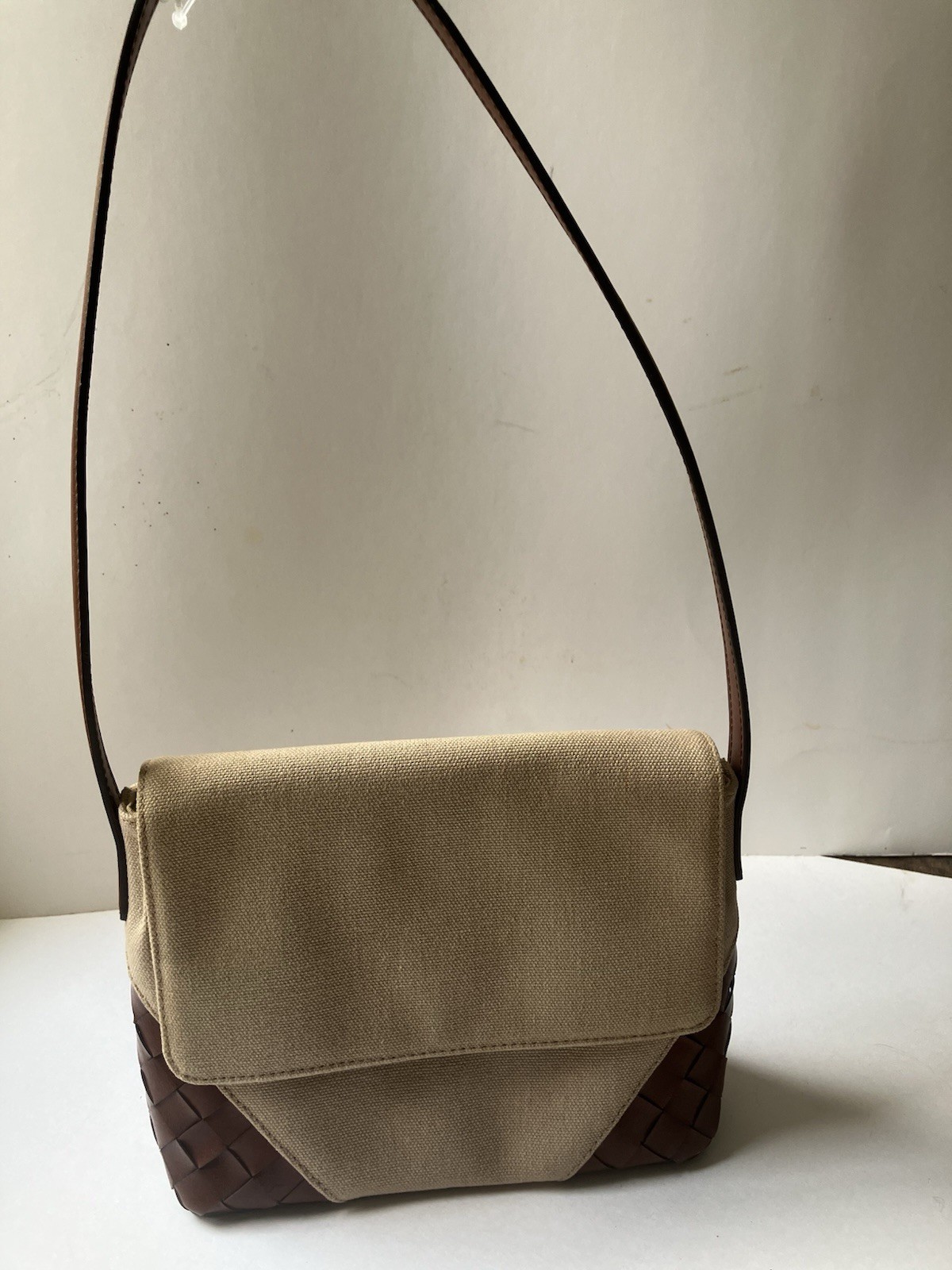 Vintage Nine West Beige Canvas shoulder bag W/woven brown leather corner details