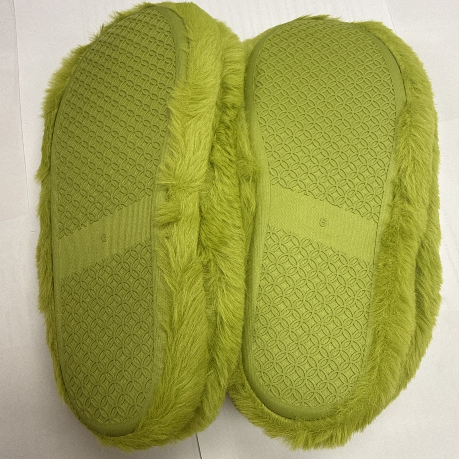 The Grinch Slippers Sz 6 Christmas Holiday New
