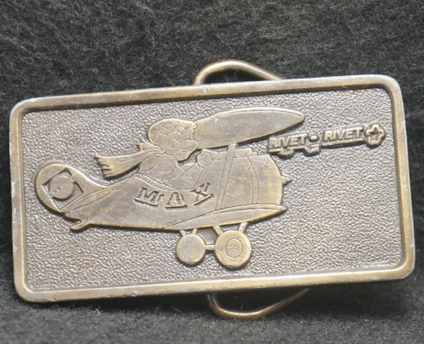 XD11131 VINTAGE 1970s *AIRPLANE MAX RIVET-RIVET* ADVERTISEMENT MENS BELT BUCKLE