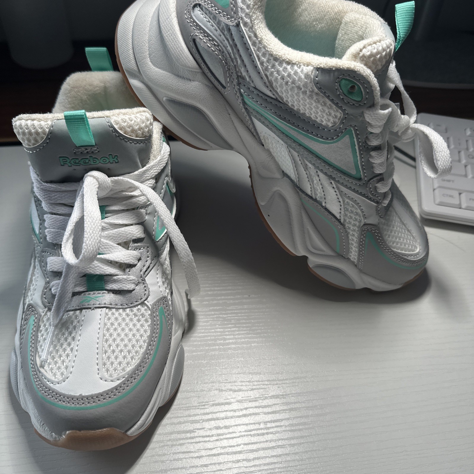 Avia Women’s Fashion Gel Sneakers Size 7 / 5 Lace Up Mint Green & White New