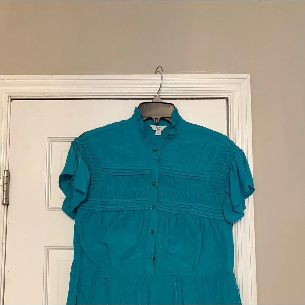 Crown & Ivy Teal Button top, short sleeve dress size M Ruffle details