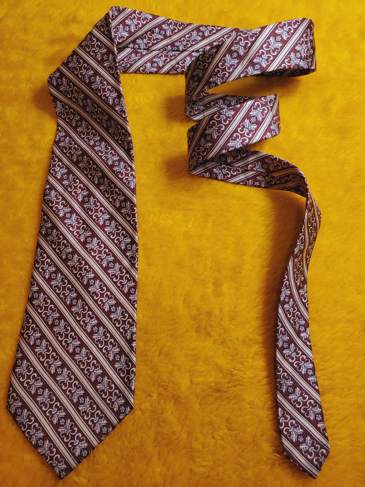 1970s HARRODS ~FIRST EDITION ~MENS TIE ~VICTORIAN ERA ~1881 MANTEL VALANCE ~ 55″