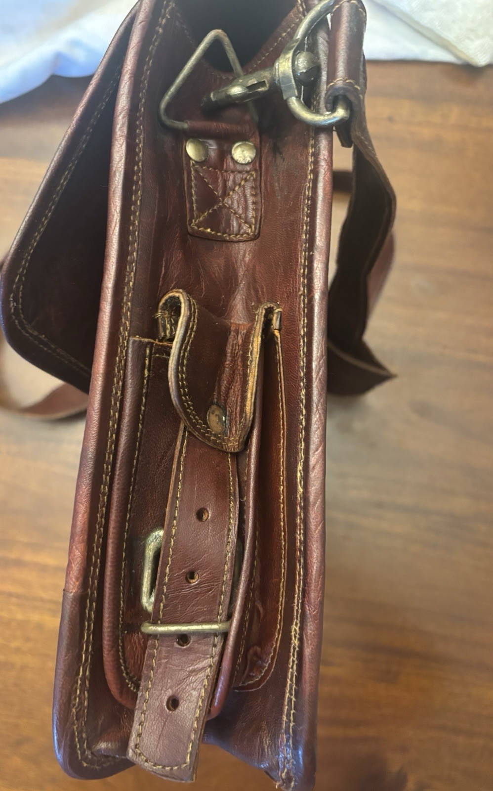 Cuero Brown Men’s Laptop Messenger Bag Buckle/Zip, Crossbody Strap, Pockets