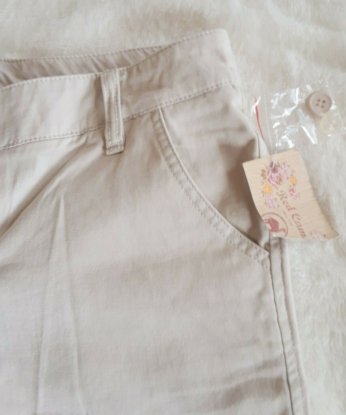 TA1-14 Red Camel Women’s shorts Size 9 in khaki in color