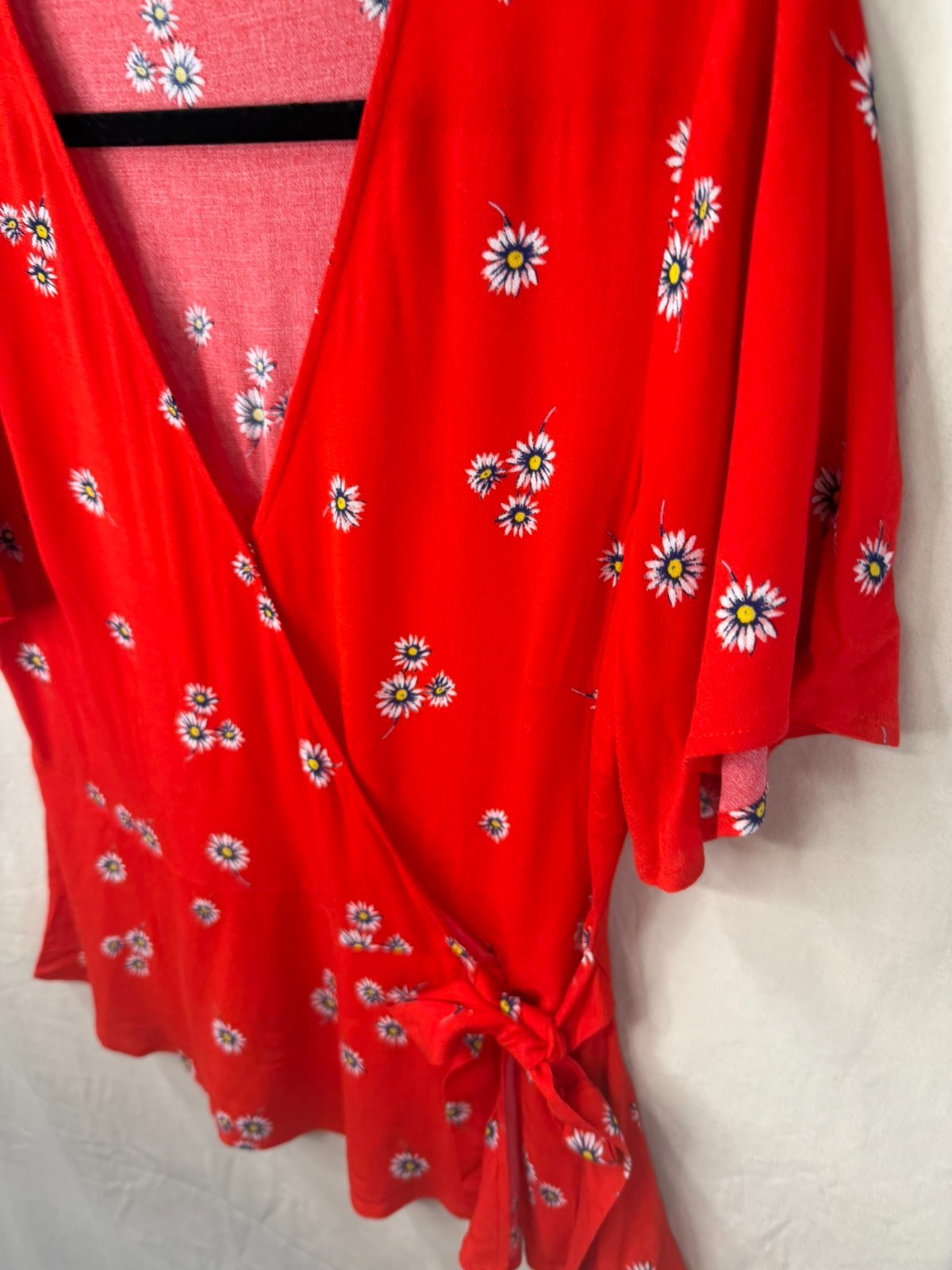 Elodie Nordstrom Red Daisy Floral Wrap Top Blouse Short Flutter Sleeve Size Med