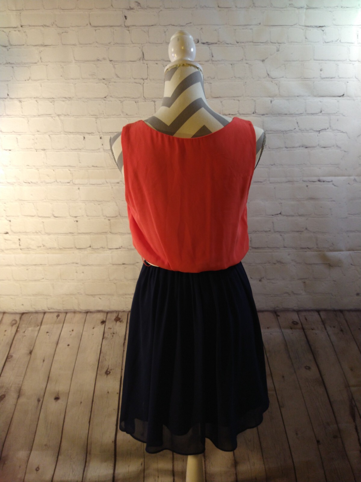 NWT women’s BUYER CALIFORNIA coral & navy blue SUMMER mini DRESS – size MED