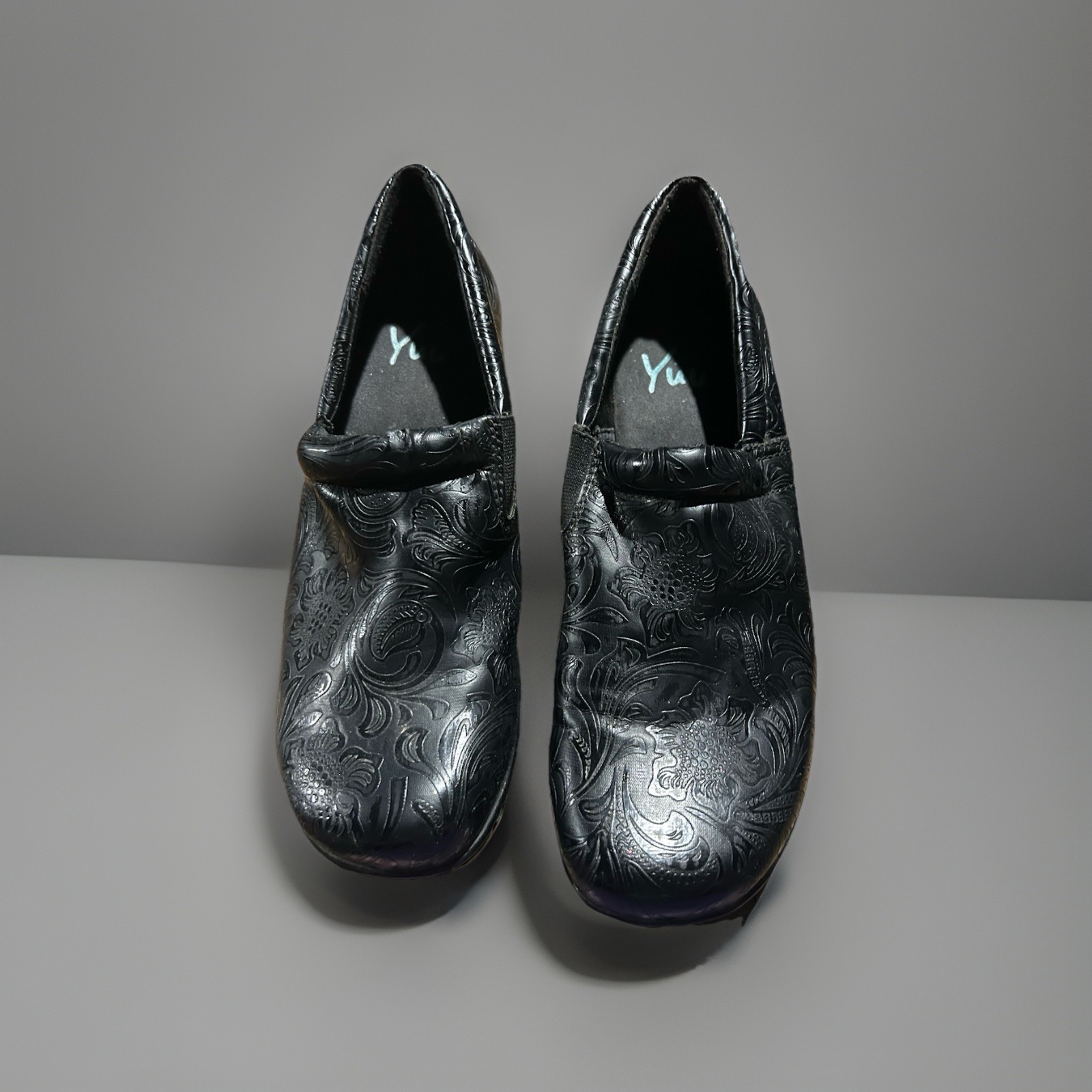 Yuu Women’s Black Leather Floral Embossed Slip-On Comfort Shoes 10M Low Heel