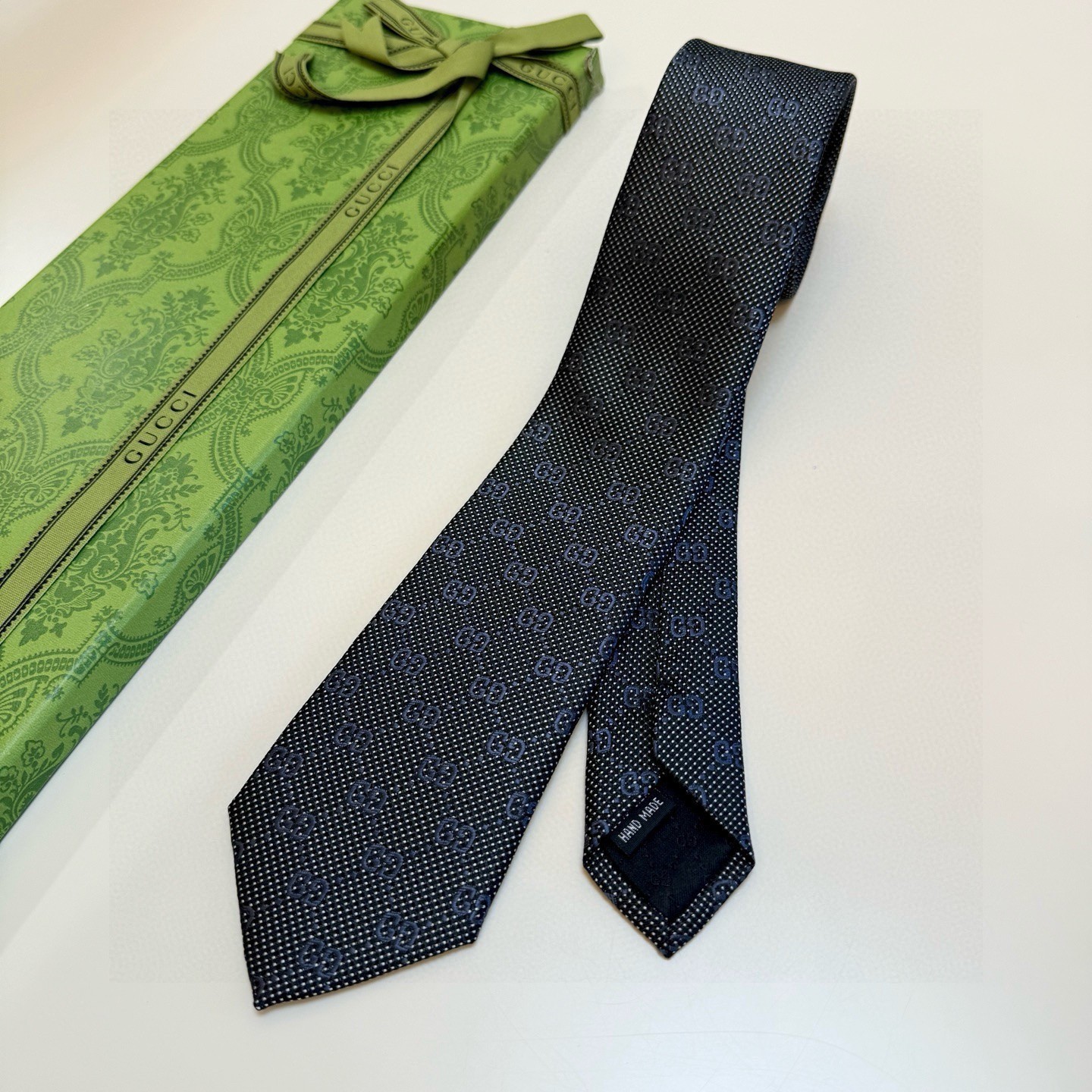 GUCCI TIE AUTHENTIC width2.76inch