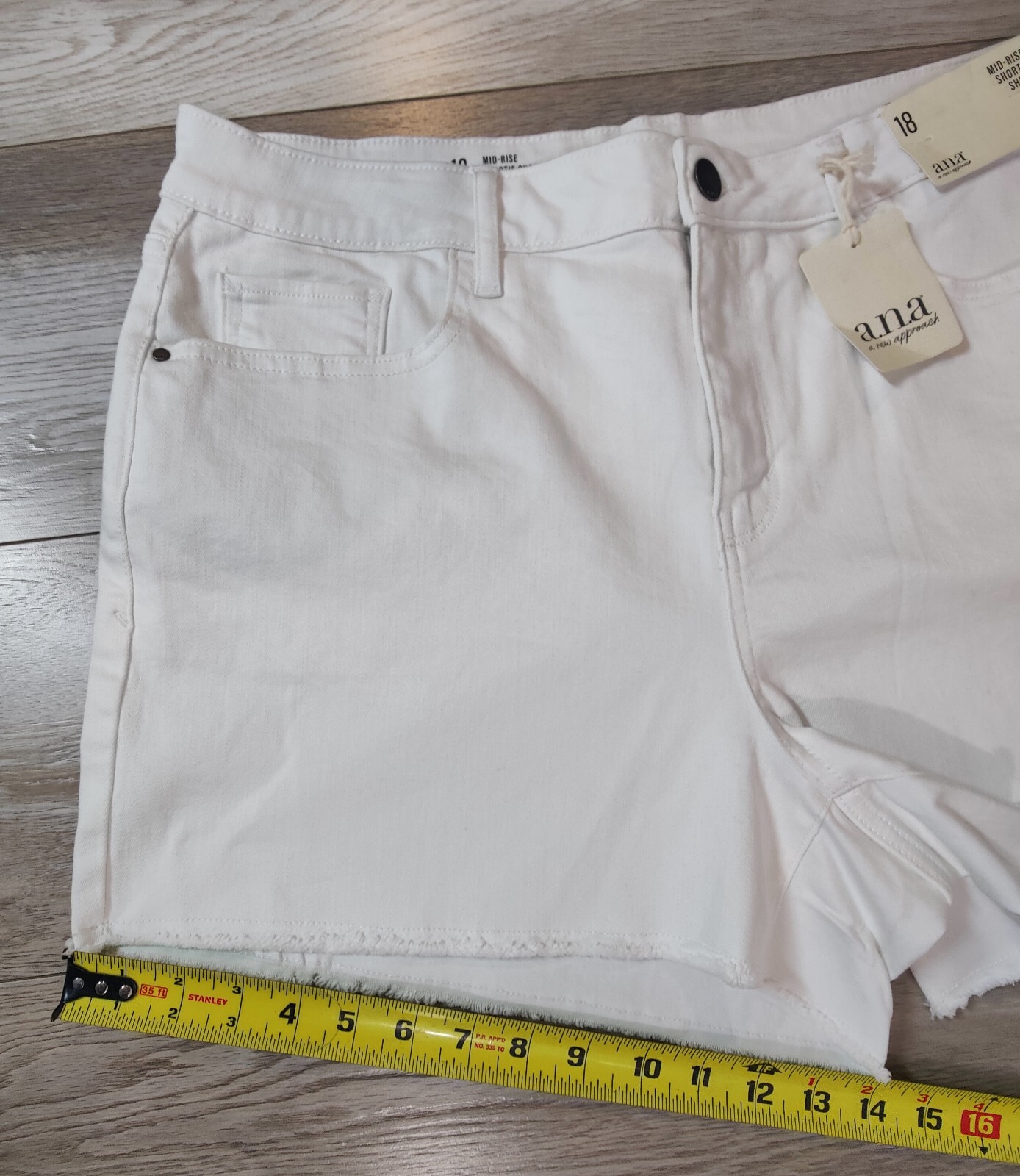 a.n.a NWT Womens Size 18 White Denim Mid-Rise Shortie Shorts 3.5 Inseam Raw Hem