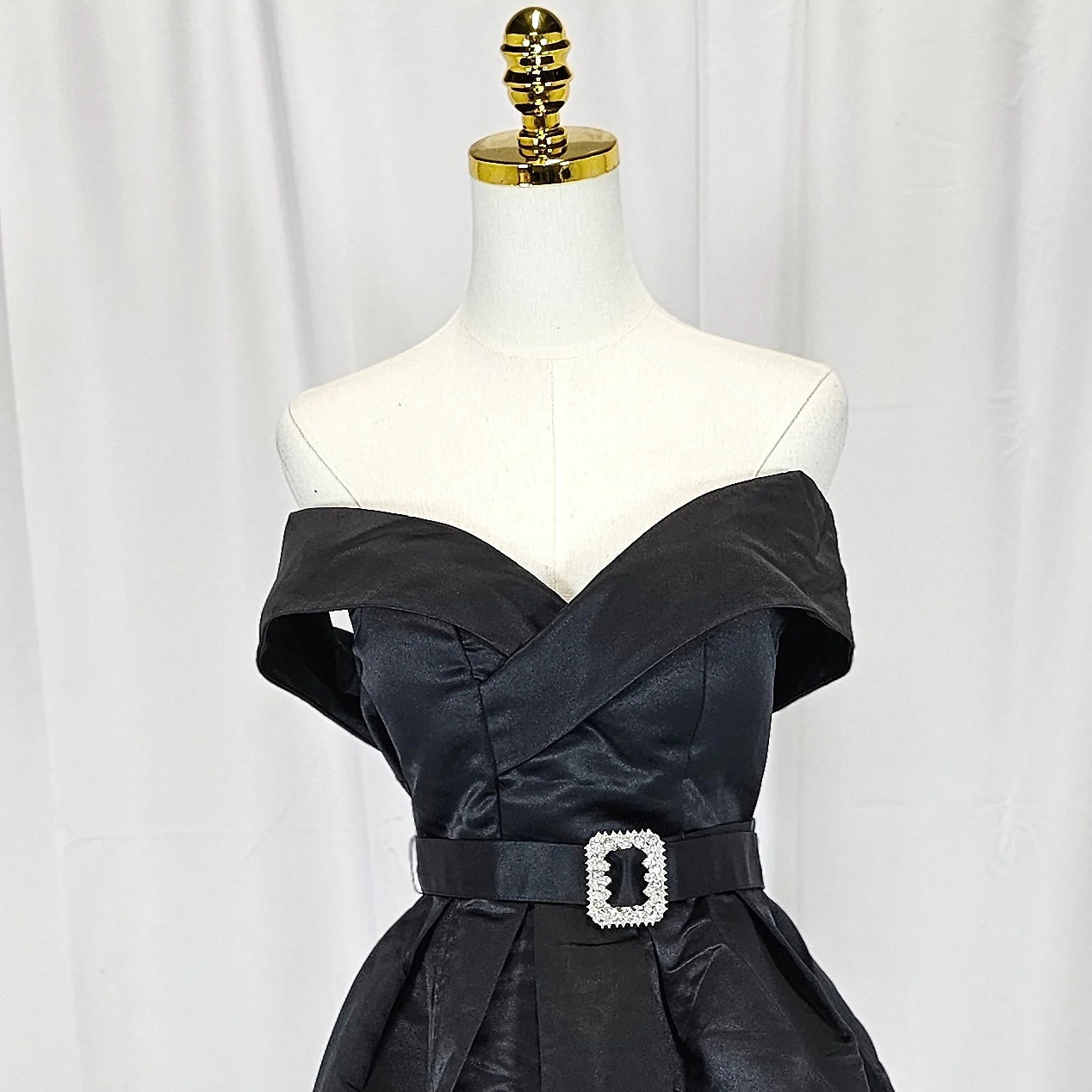 Chic & Sassy Off-Shoulder Evening Delight