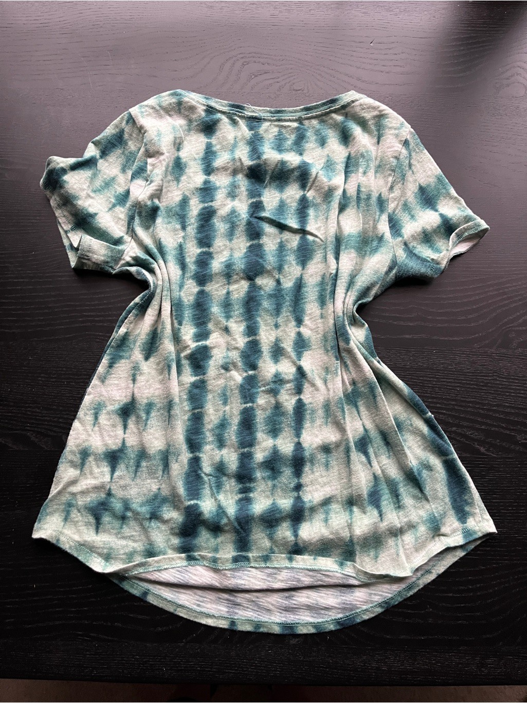 Tie-Dye Sonoma V-Neck Everyday Tee Size S Green & White, Curved High-Low Hem
