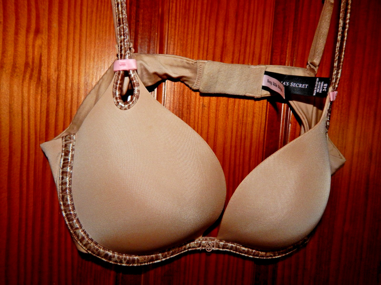 VISTORIA’S SECRET SEXY LITTLE THINGS UNDERWIRE BRA, HEAVY PADING, SIZE 34 B