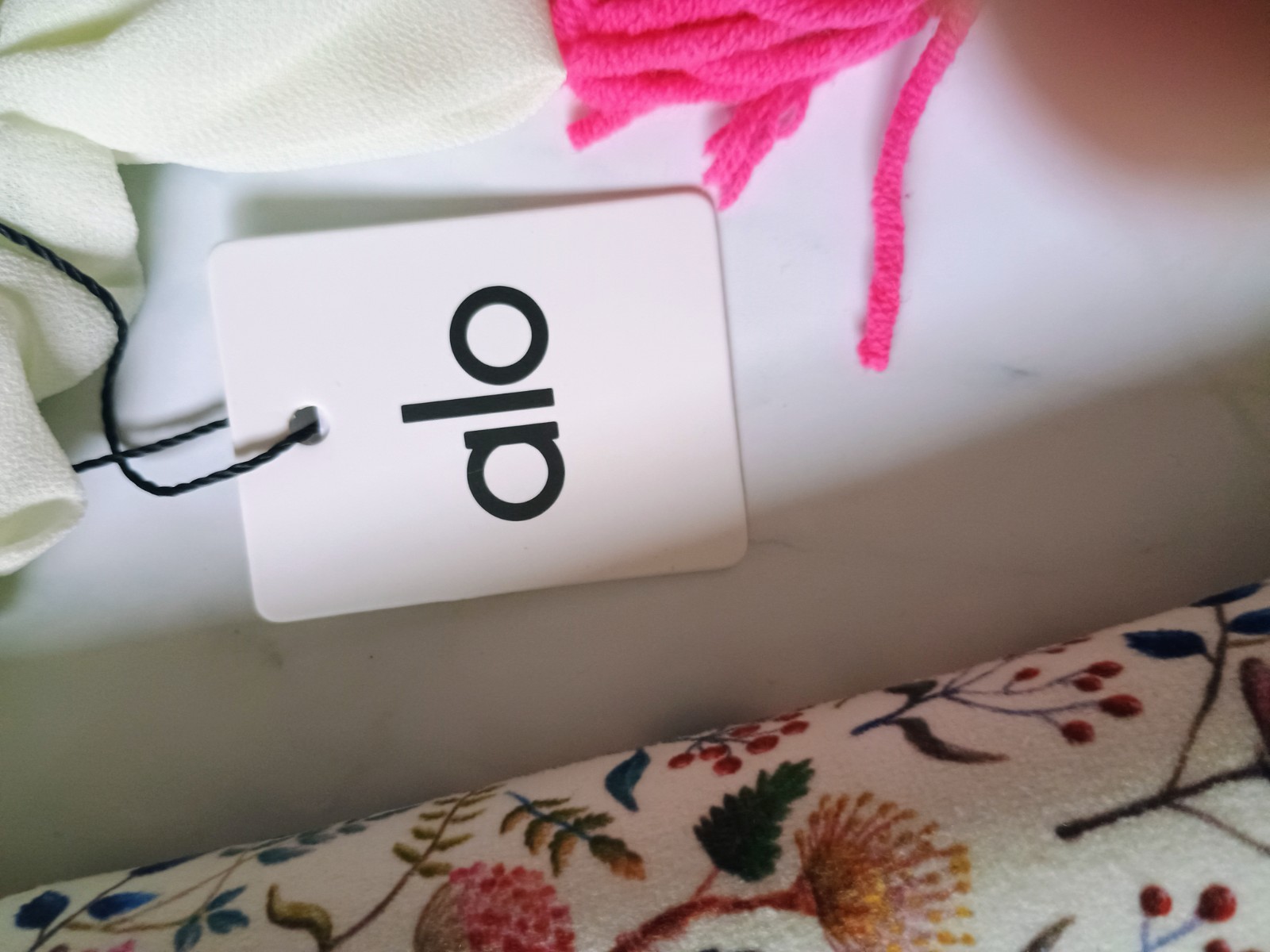 USA SELLER! Alo Yoga Hair Ties Love Knot Bow In Oat Milk