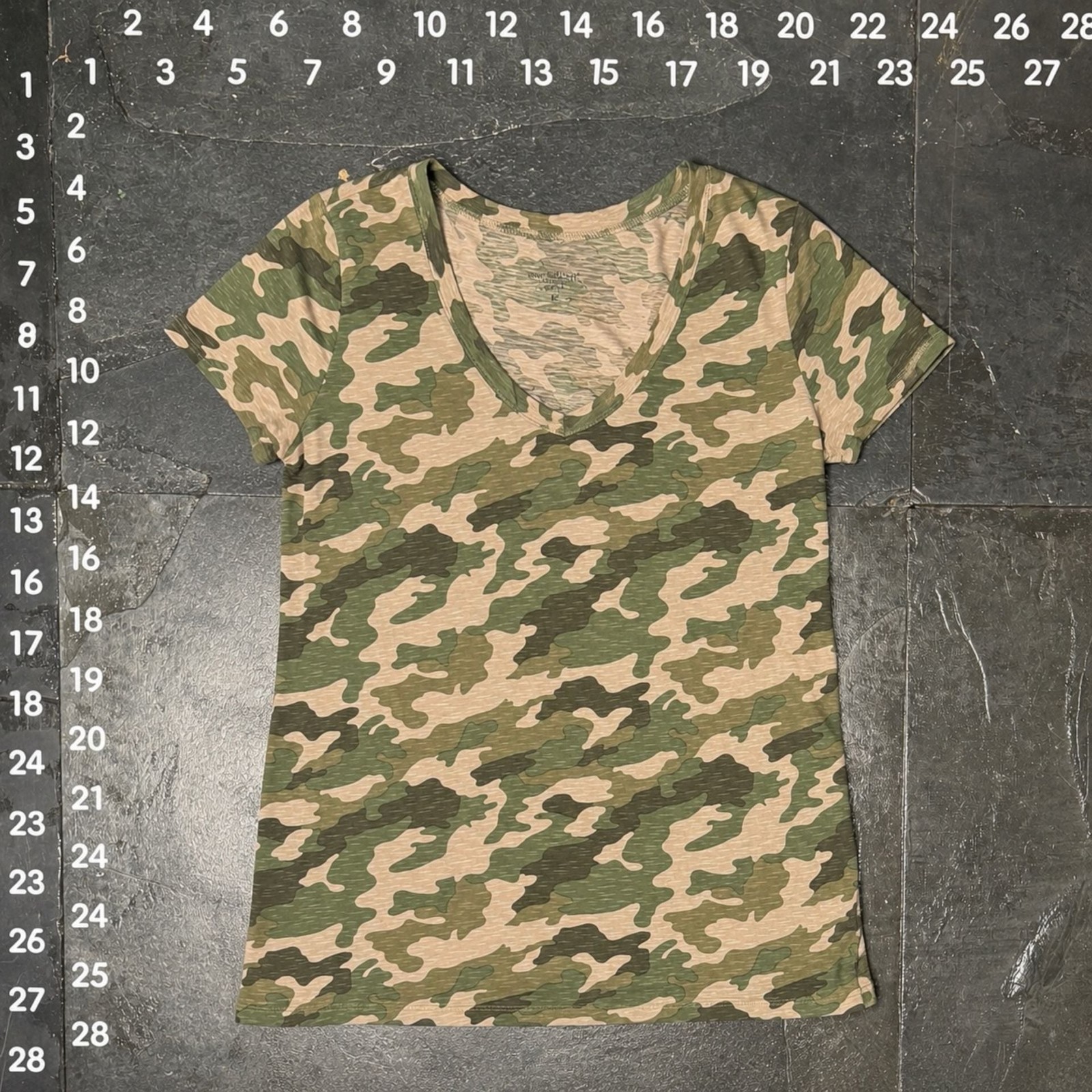 Universal Thread Women’s Camo V-Neck T-Shirt Size L