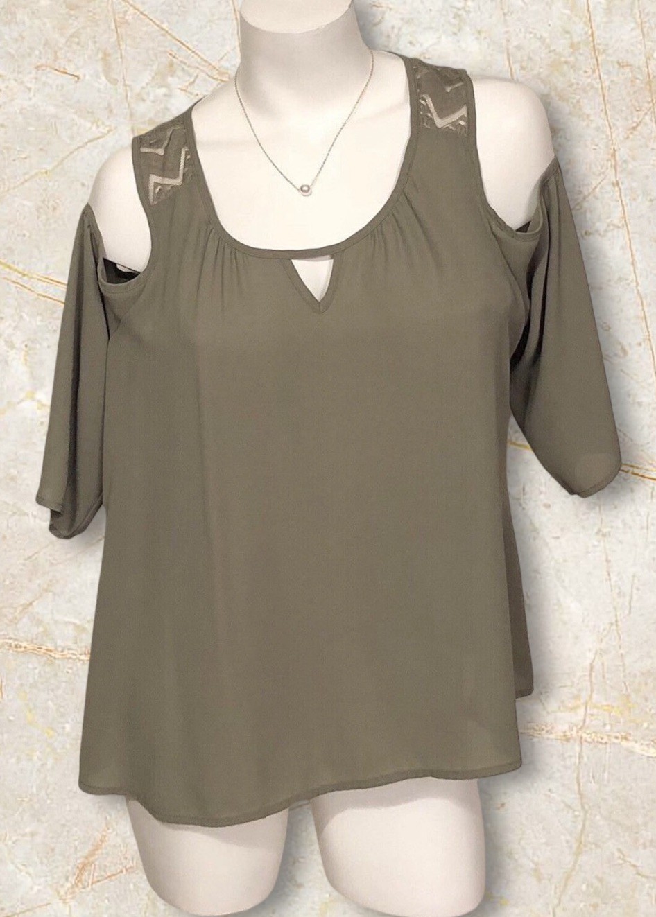 NWT JUNIOR’S CANDIE’S KEYHOLE COLD SHOULDER TOP OLIVE GREEN SIZE XL MSRP $38.00