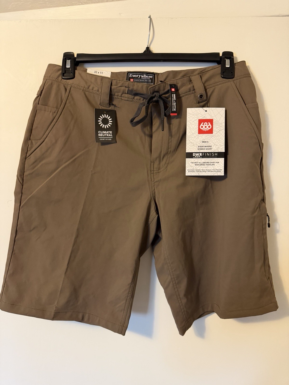 686 everywhere Shorts below Knee Size 32 Brand New With Tags