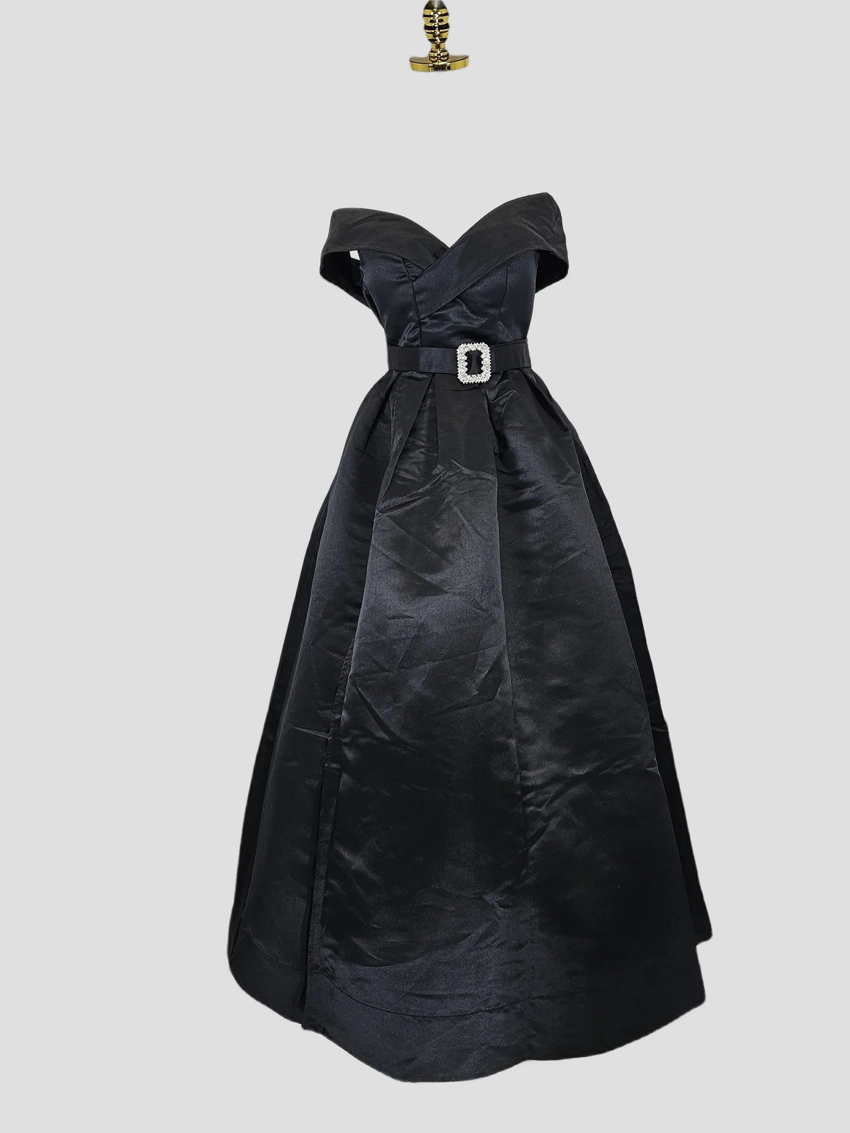 Chic & Sassy Off-Shoulder Evening Delight