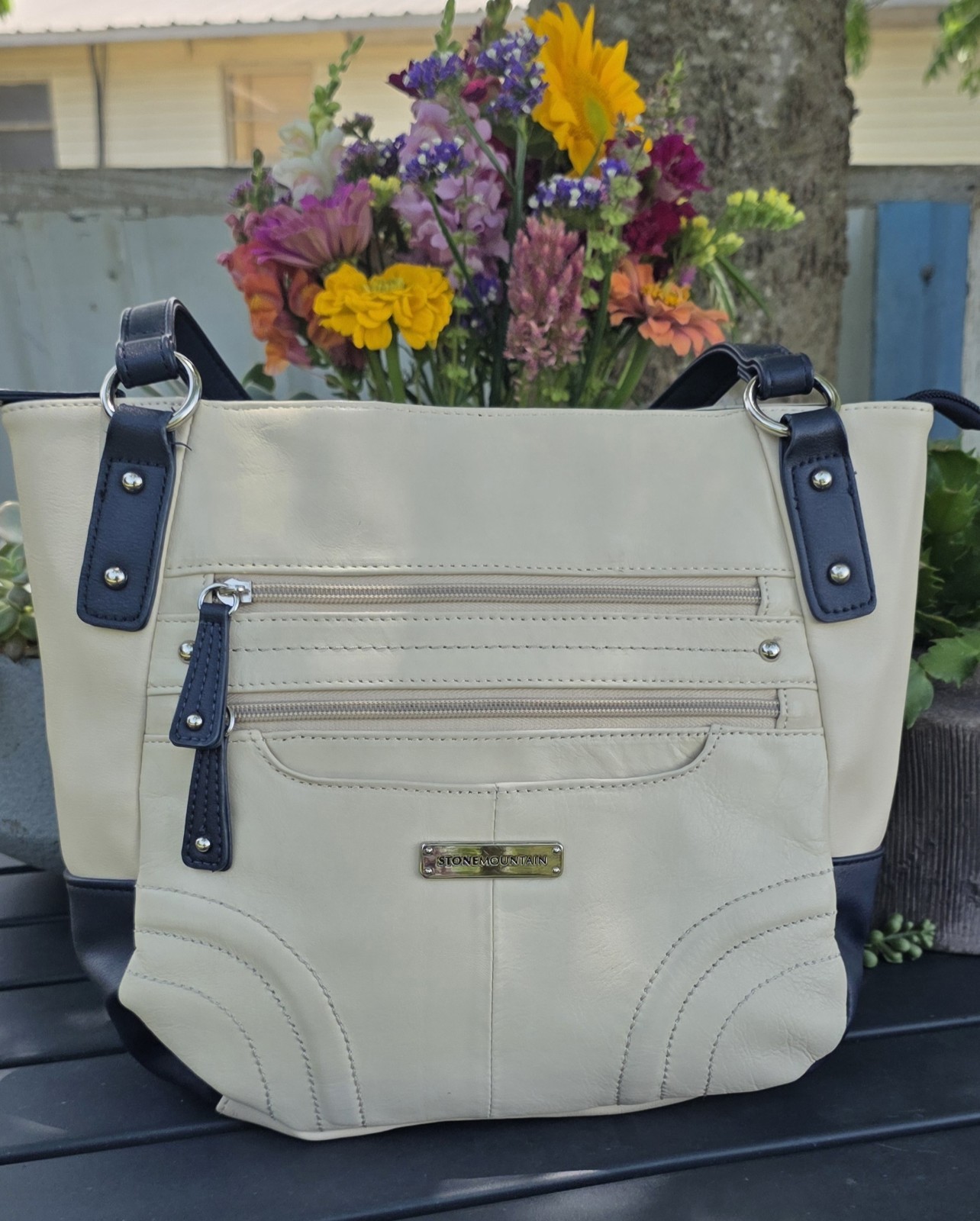 Stone Mountain Large Women’s Beige/Navy Leather Shoulder Bag Zip, Pockets, Strap
