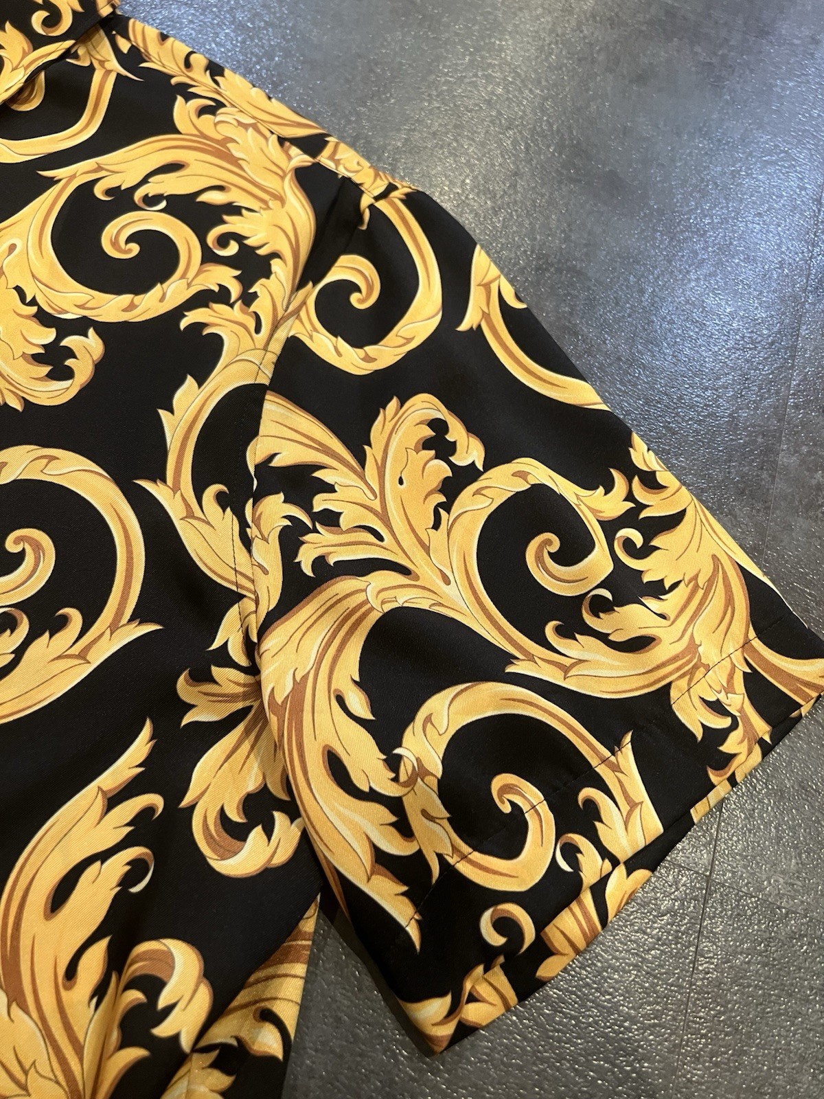 $1050 VERSACE Men’s Black Gold Barocco Shirt 50 LARGE See Measurements