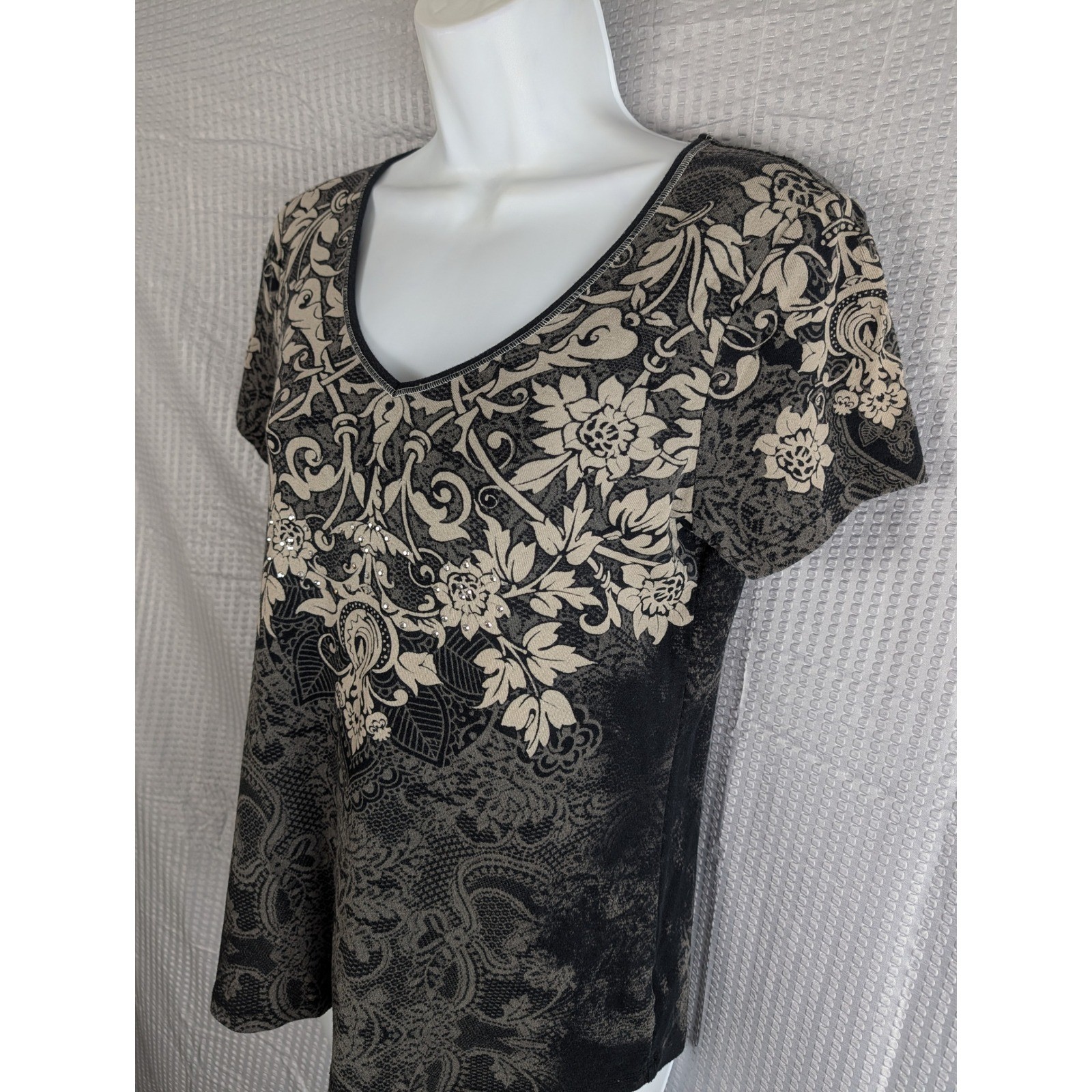 Vanilla Sugar Embellished Graphic Tee Medium Gray Black Floral Scroll Rhinestone