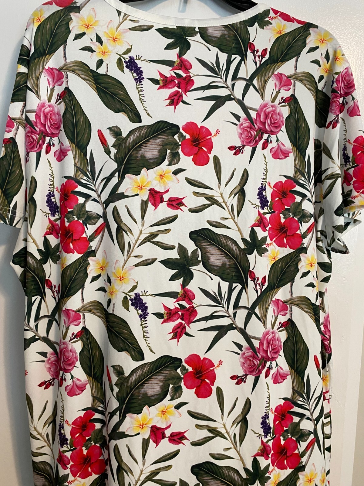 Multi-Floral Top Short Sleeves Size XXL Polyester Spandex Colorful Stretchy NWOT