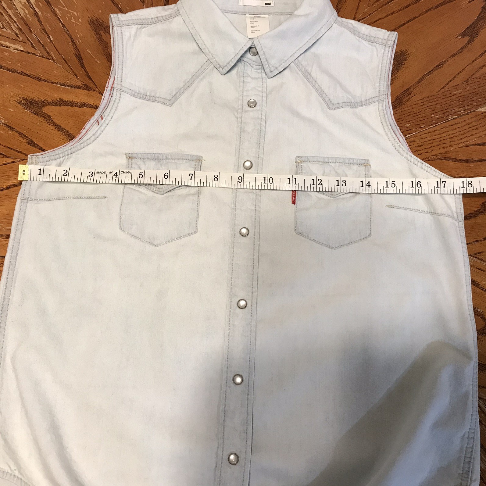 Levi’s Women’s Sleeveless Tie-Front Denim Shirt Pearl Snap Light Sky Blue Small