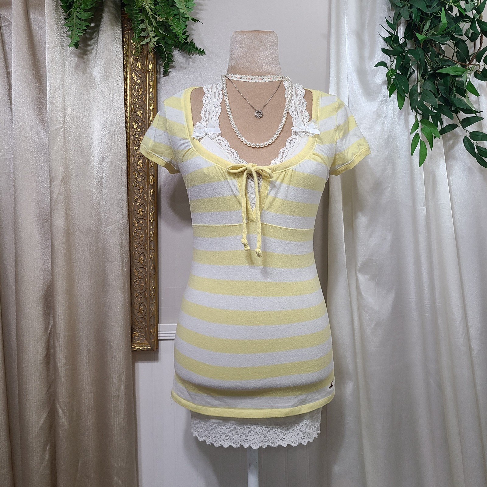 ♡ Y2K ♡ Hollister Butter Yellow Striped Keyhole Babydoll Short Sleeve Top