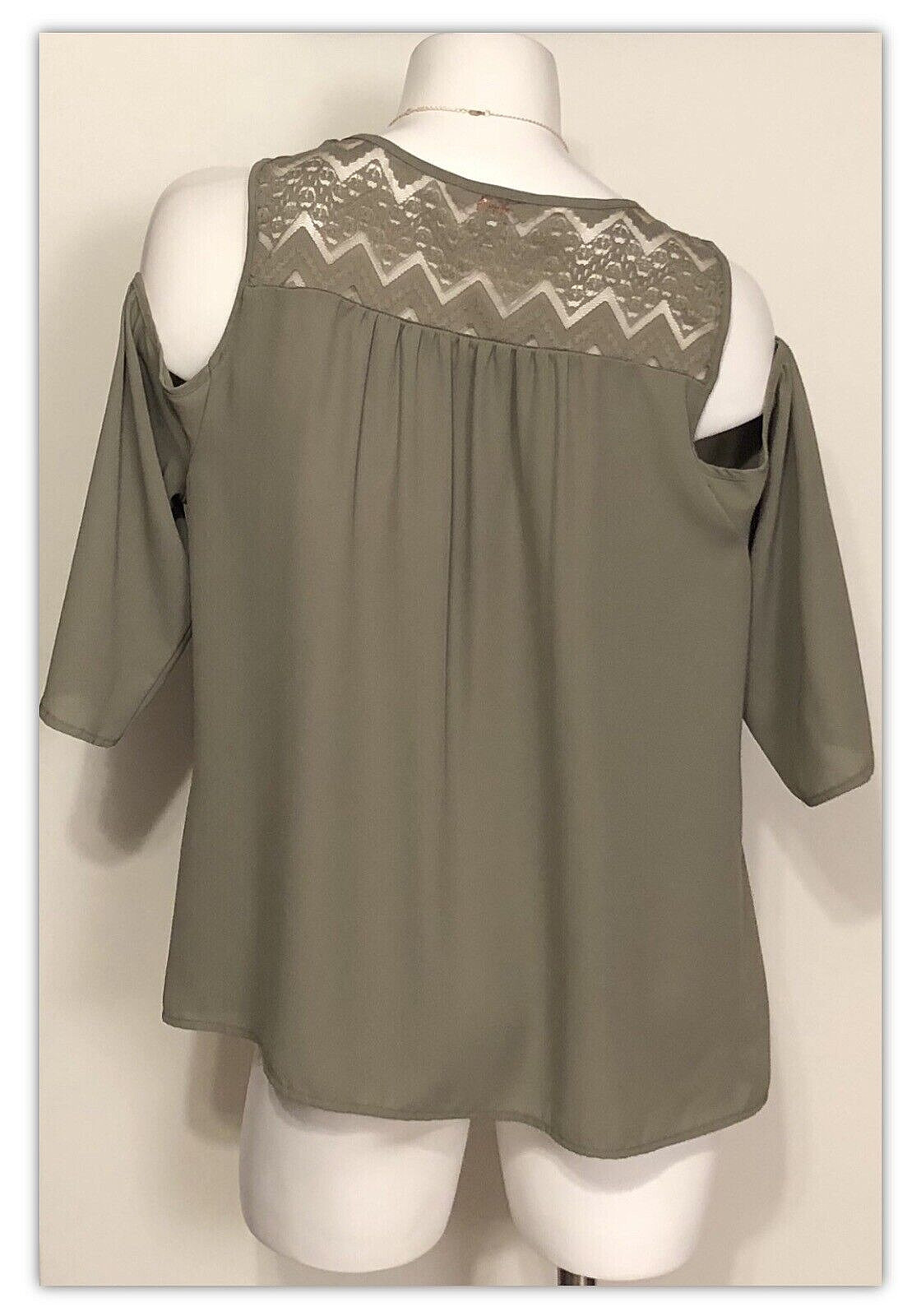 NWT JUNIOR’S CANDIE’S KEYHOLE COLD SHOULDER TOP OLIVE GREEN SIZE XL MSRP $38.00