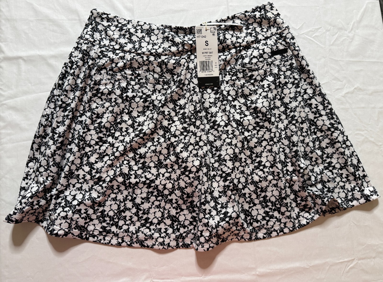 NWT WOMEN’S ADIDAS SKORT – SIZE: SMALL – BLACK / WHITE PRINT (A4.8)