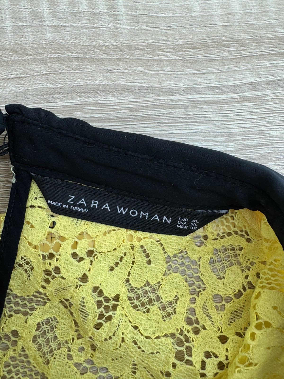 ZARA Vibrant Yellow Lace Shirt With Demure Black Peter Pan Collar Size XL