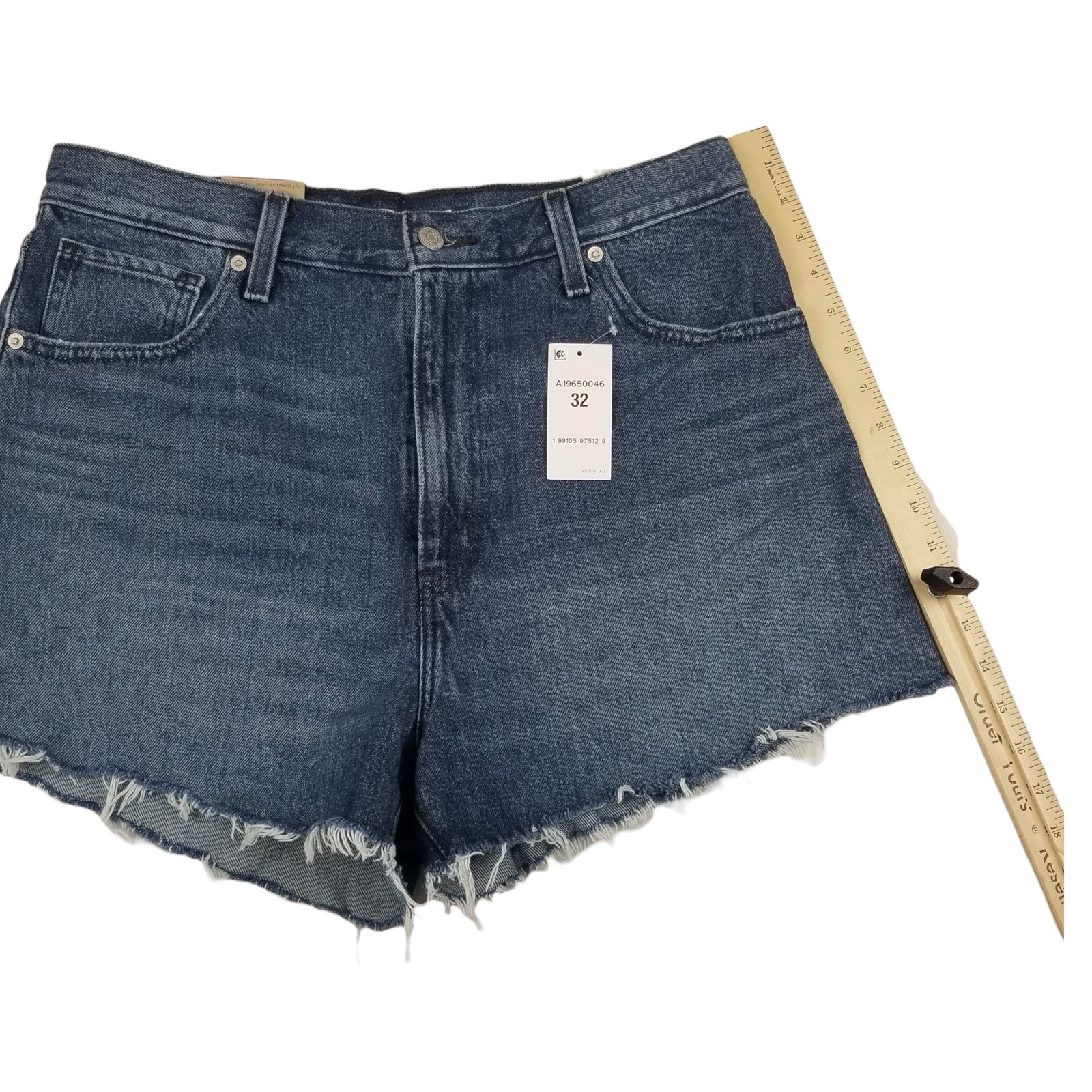 Levi’s Women’s Size 32 High Waisted Relaxed Fit 5 Pocket Cotton Denim Mom Shorts