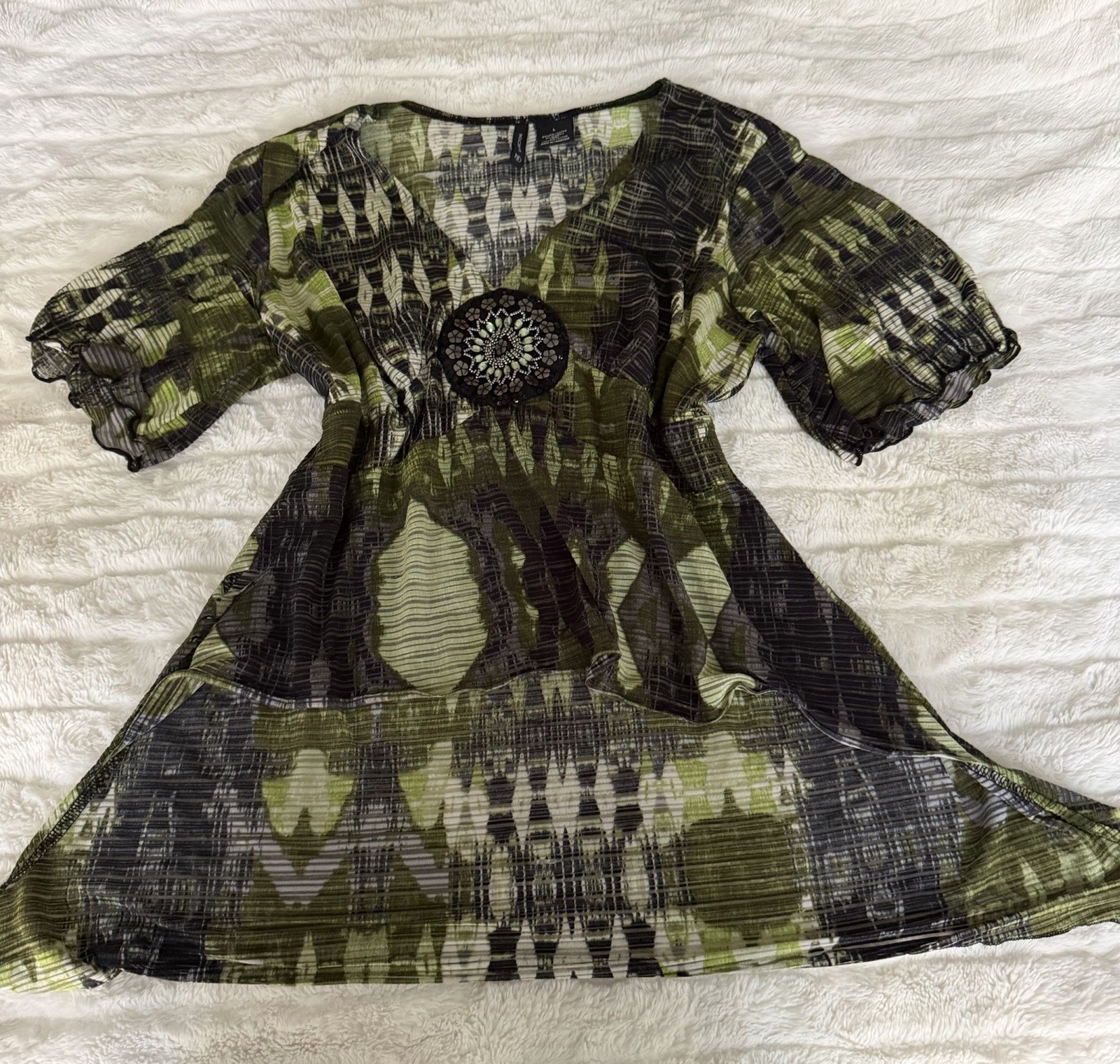 New Directions L Green/Black/White Geometric Chiffon V-Neck Beaded Sequin Tunic