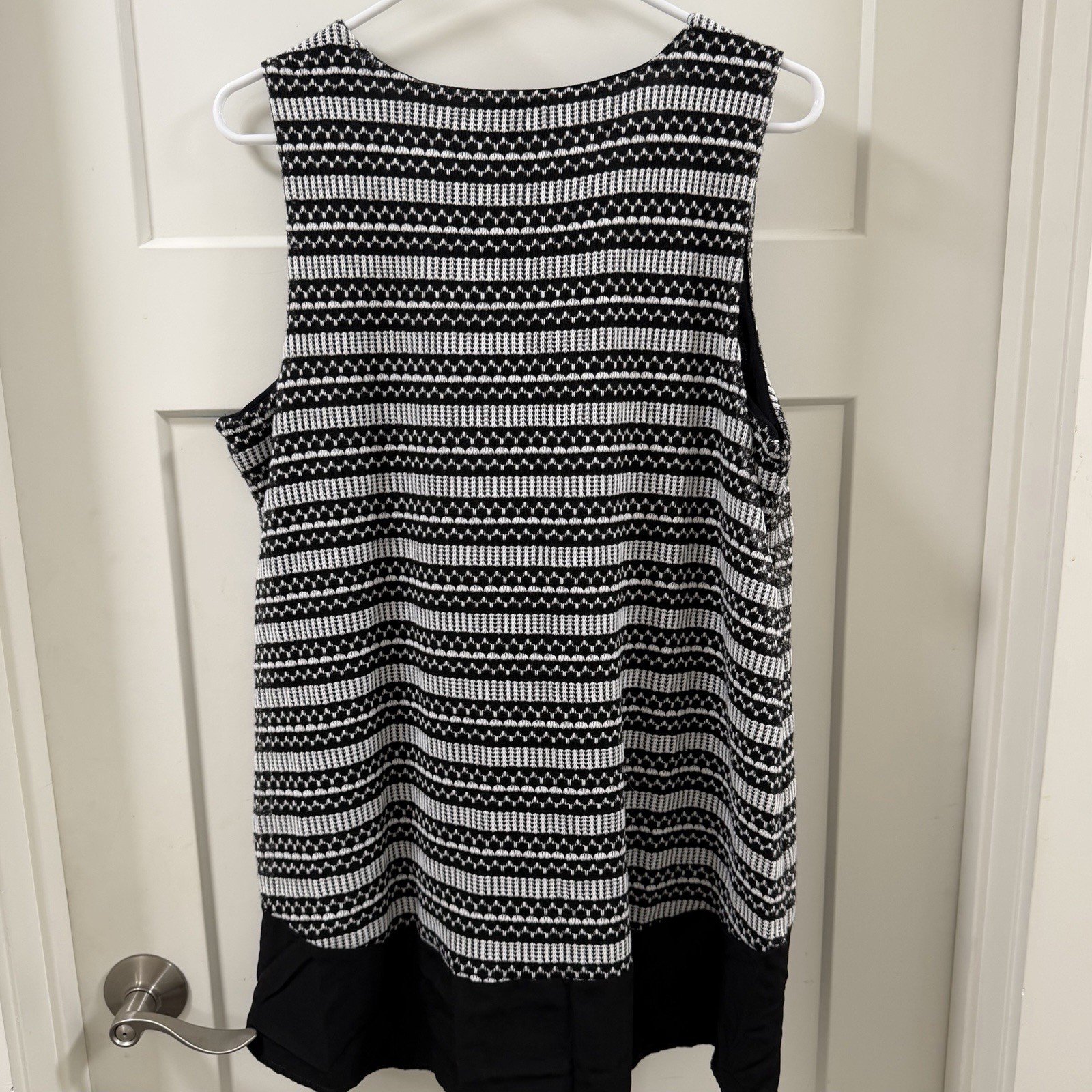 Alfani Women Black & White Textured Geometric Print Black Hem Short Sleeve Top L
