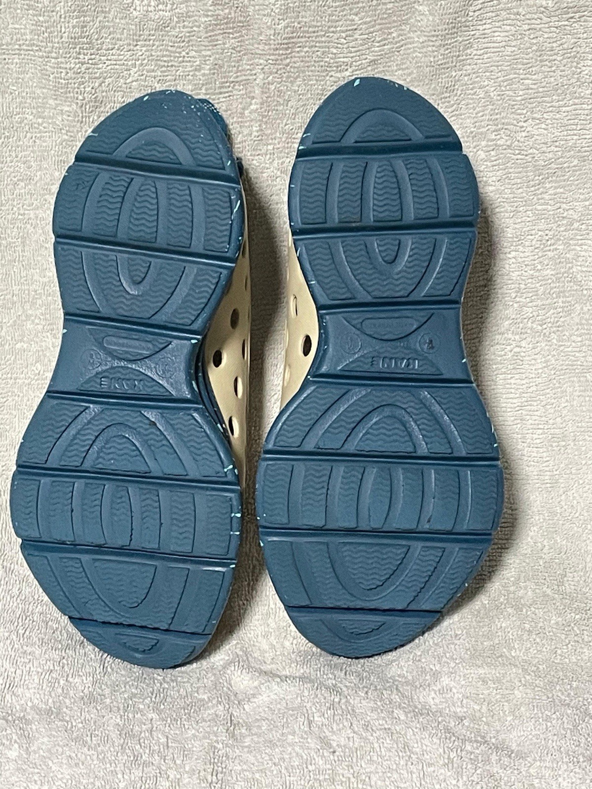 Kane Footwear Revive Recovery Shoe Tan Radiance Blue speckle Mens Size W8 /M6