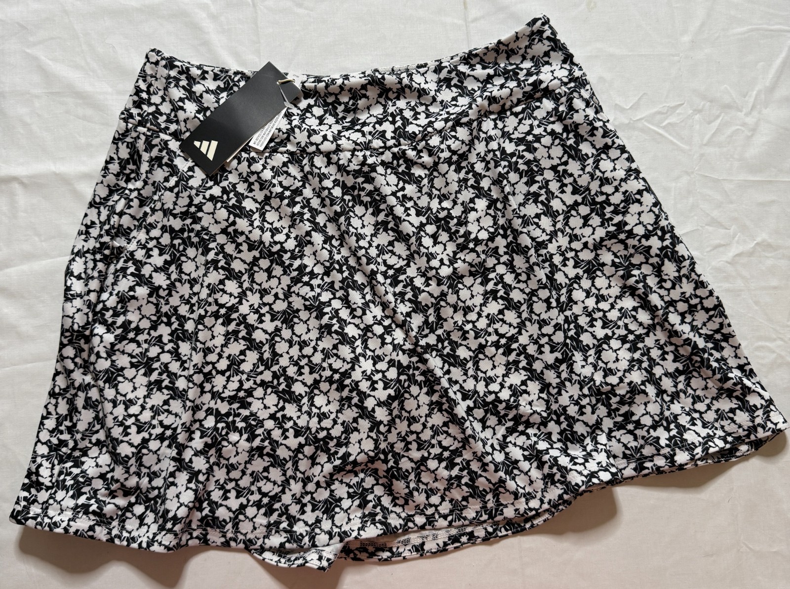 NWT WOMEN’S ADIDAS SKORT – SIZE: SMALL – BLACK / WHITE PRINT (A4.8)