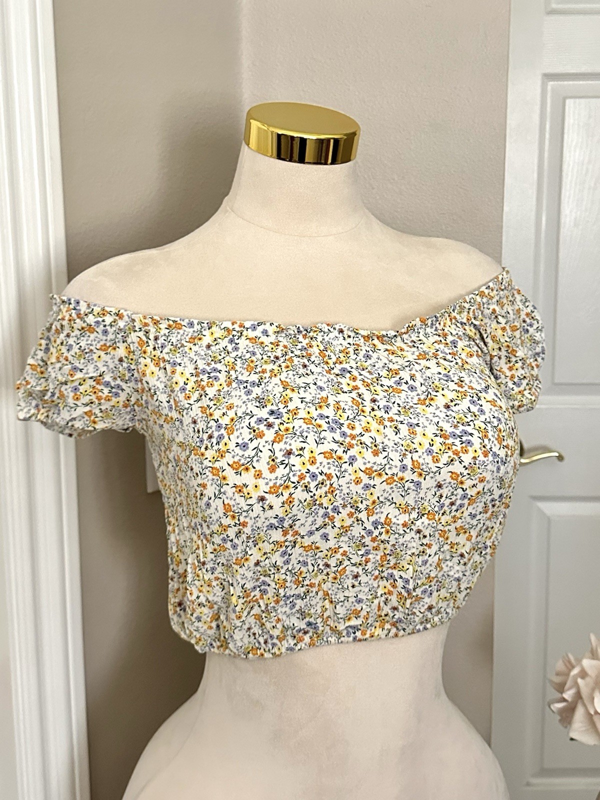 White Yellow Floral Crop Top w Off the Shoulder Cap Sleeves Sz S