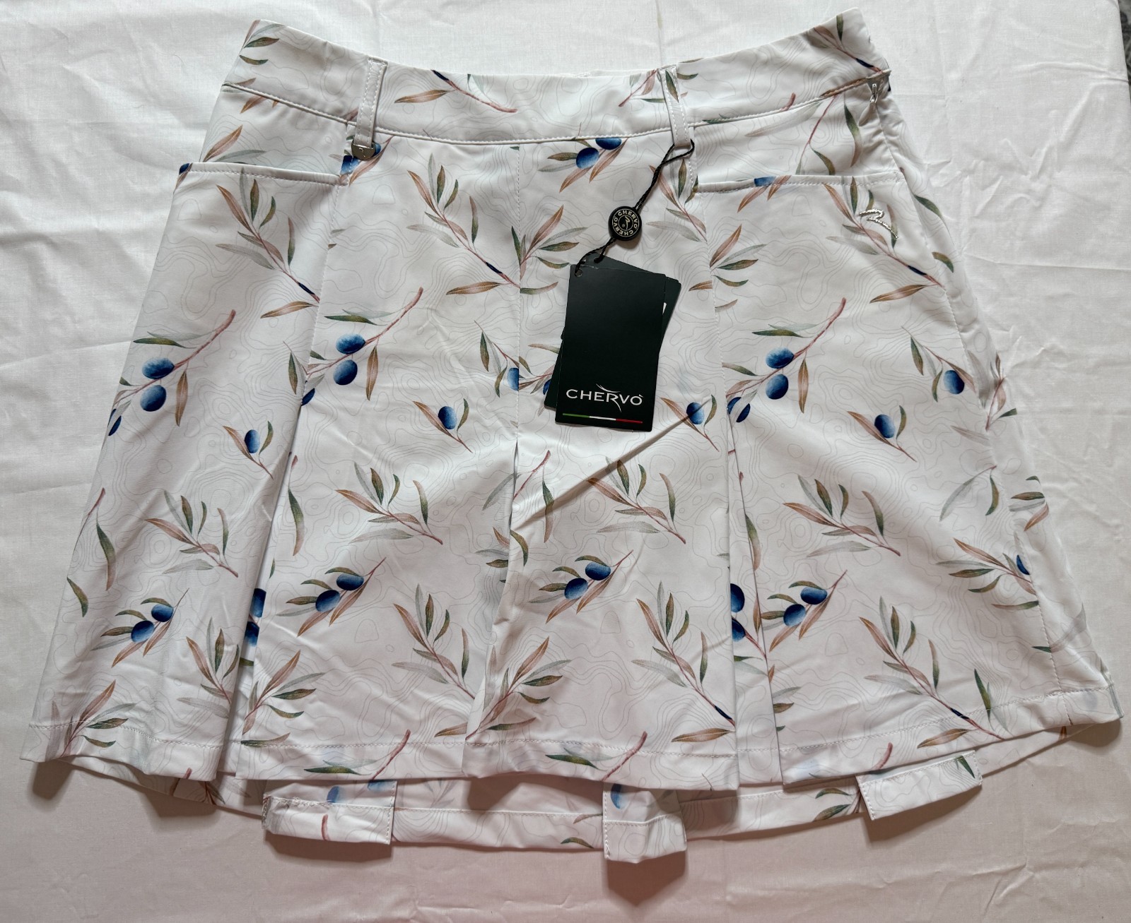 NWT WOMEN’S CHERVO GOLF SKORT/SKIRT – SIZE: 8 – WHITE W/ PRINT (A4.8)