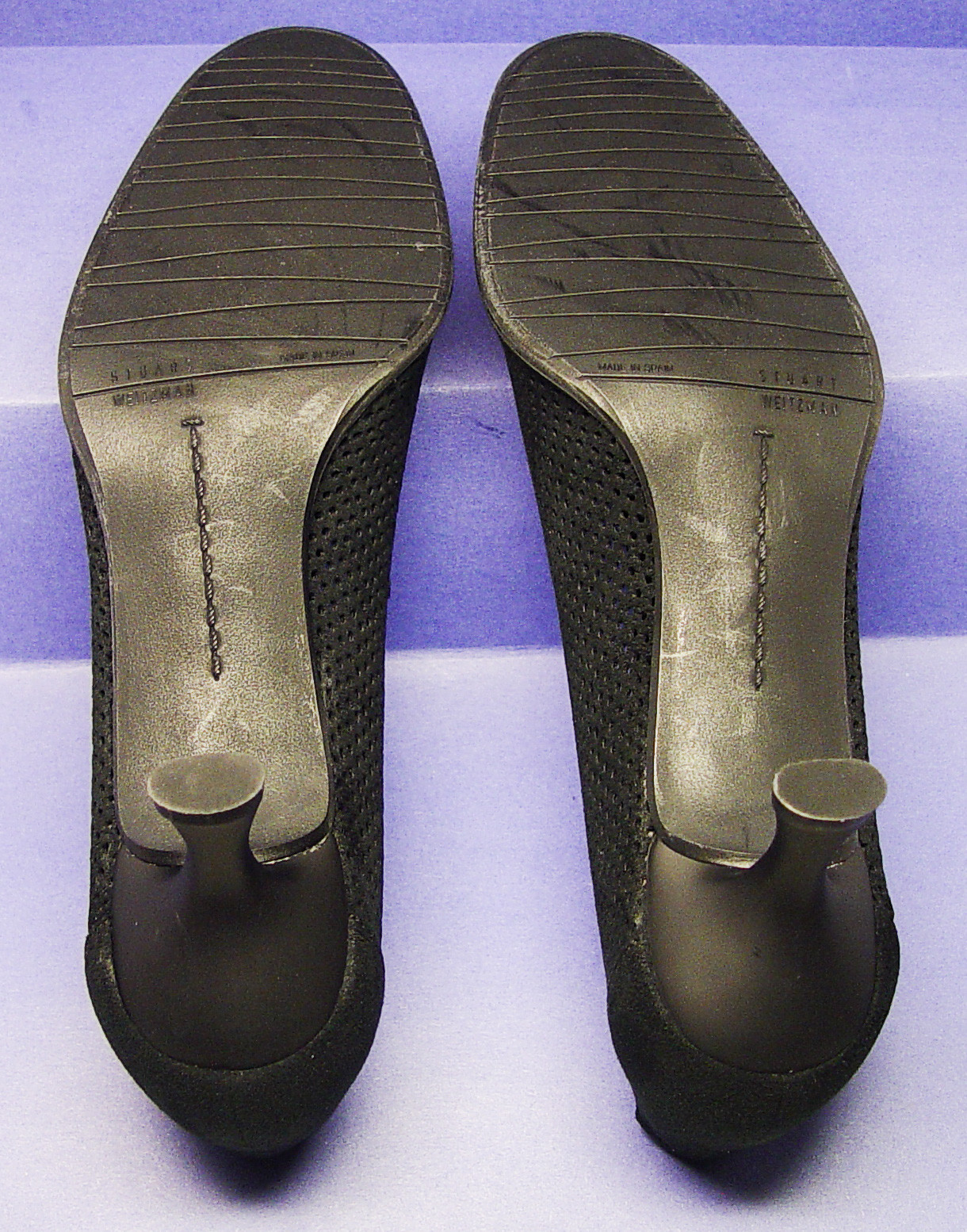 STUART WEITZMAN MADE IN SPAIN 8M PERFORATED SUEDE 2.5″ PUMPS PRISTINE CONDITION