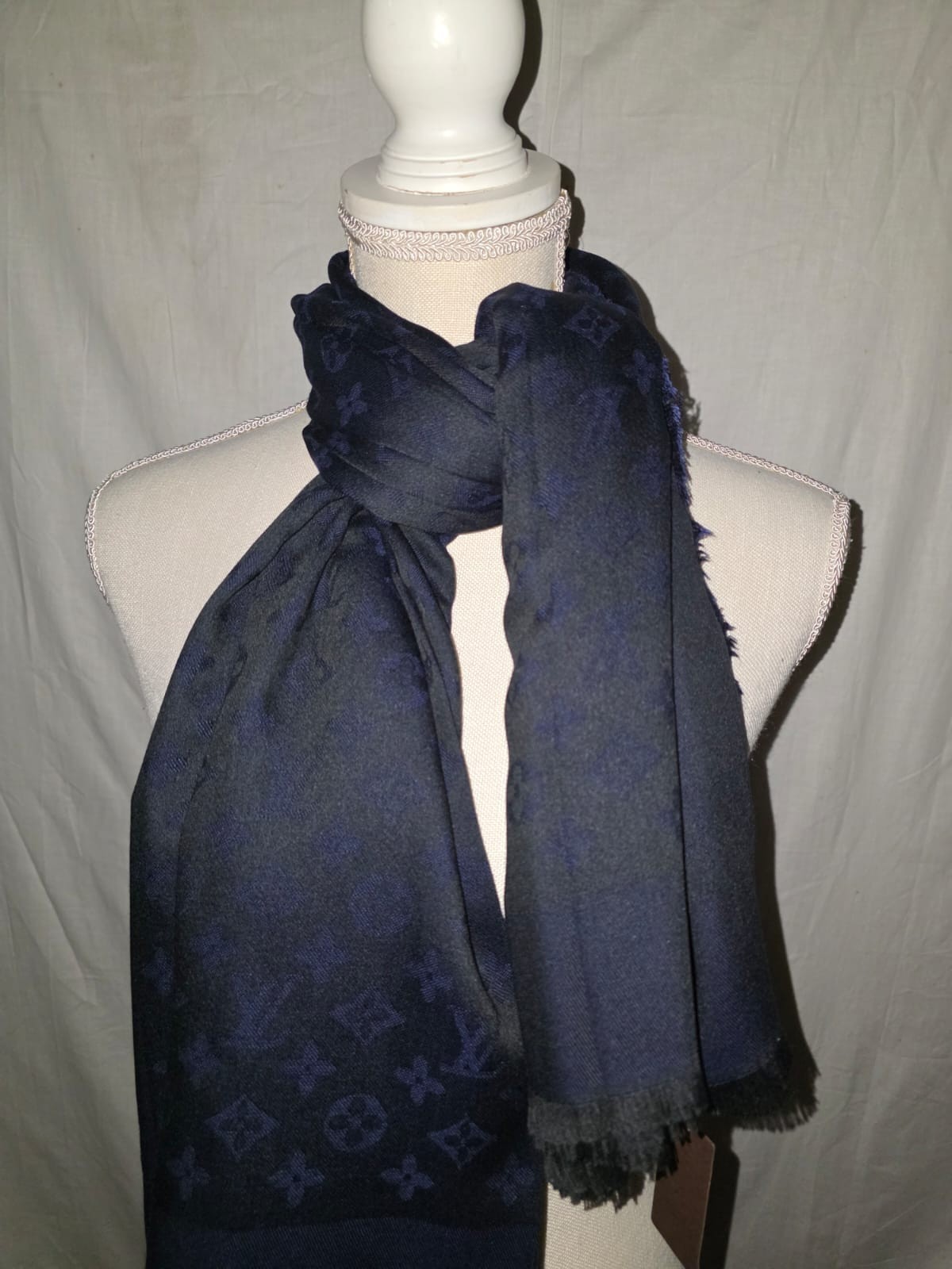 100% Authentic Louis Vuitton Scarf Shawl 60% Silk 40% Wool Baby Pink Pre-Owned