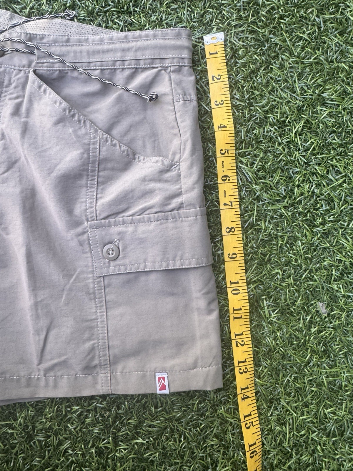 Alpine Design Women’s Khaki Cargo Shorts Size M Hiking Camping Gorpcore Utility