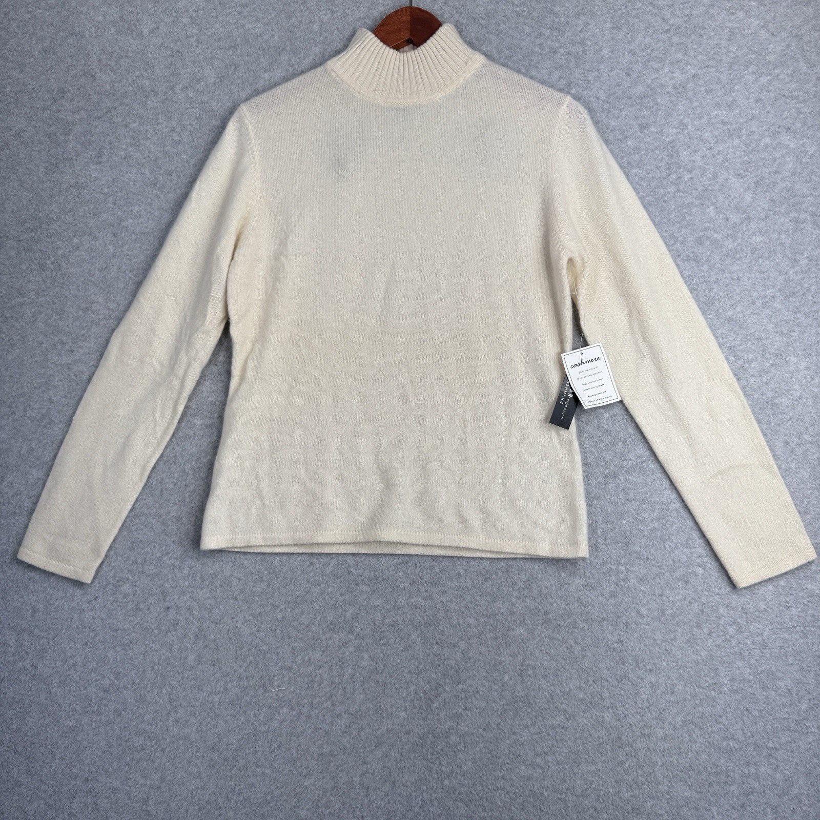 Parisian Signature Cashmere Turtleneck Sweater NWT Size M Whisper White Flaw VTG