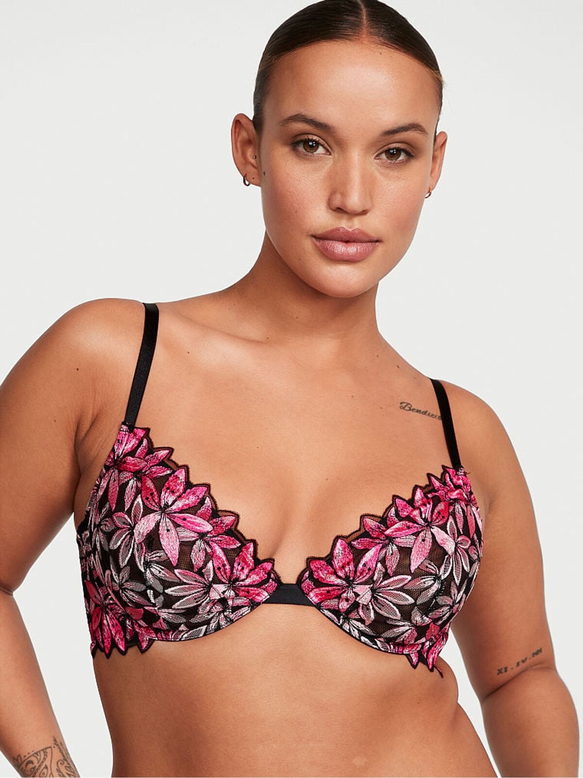 Victoria’s Secret Ziggy Floral Embroidery Bra Thong Set Set Black/Pink