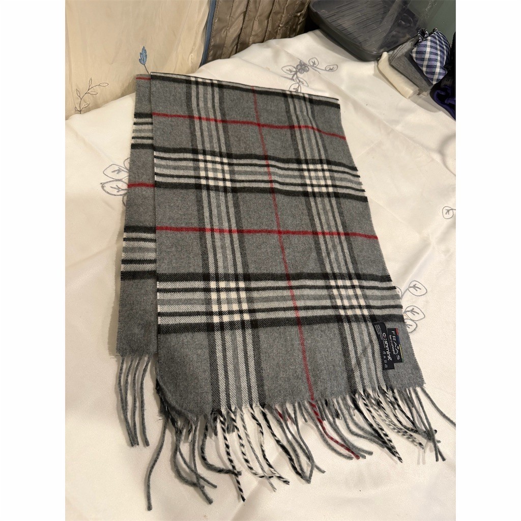 V. Fraas (FRAAS) Scarf Unisex Gray Plaid Fringe Wrap Soft Warm Cashmere Feel