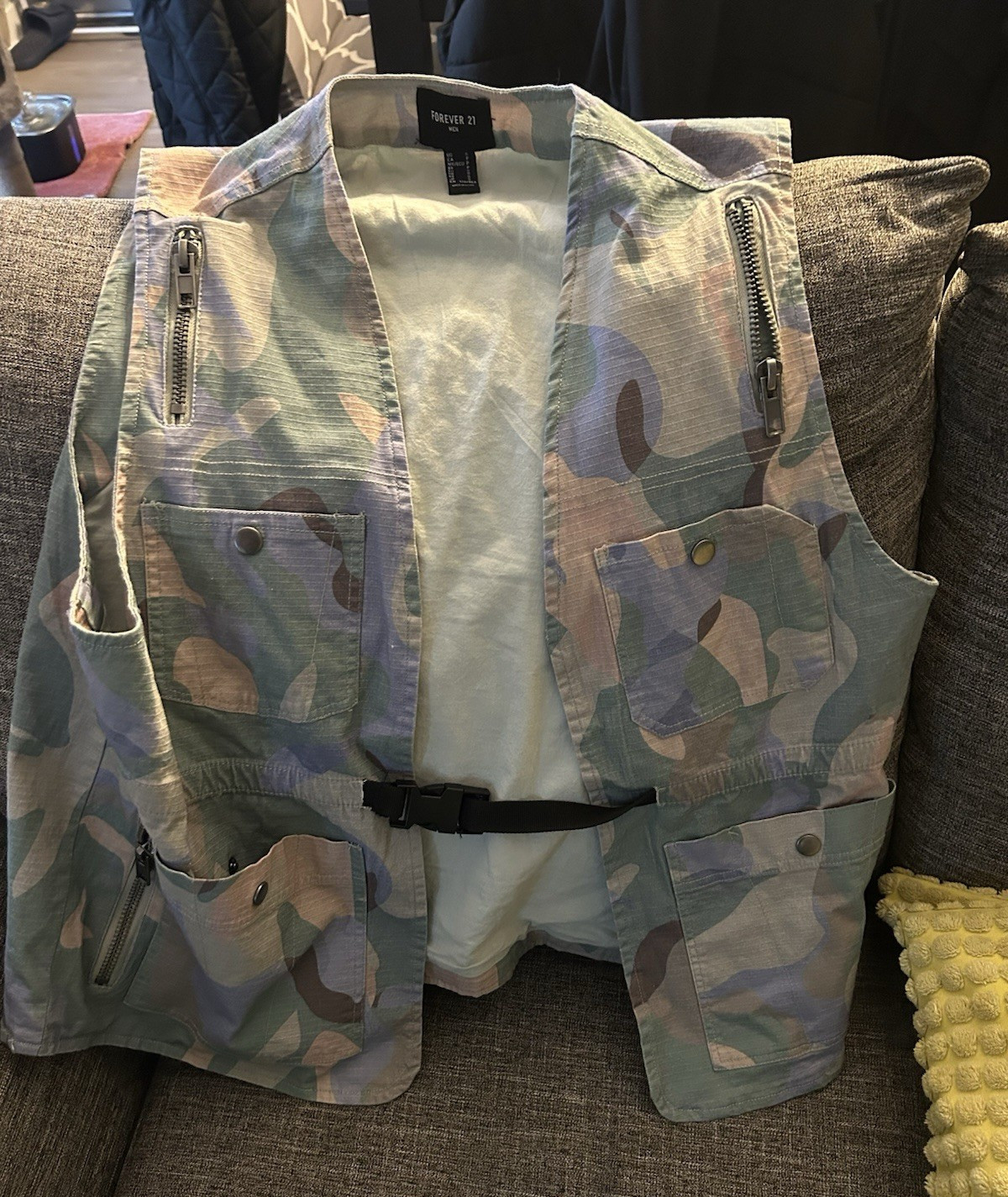 FOREVER 21 Men’s Camo Utility Vest Size S Small Chest Zip Buckle Pockets
