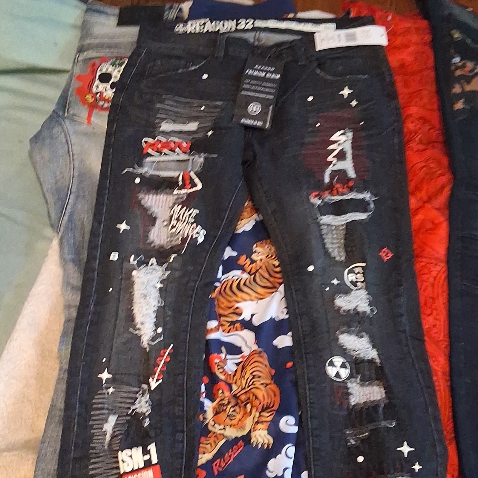 Reason Men’s Lot 2 Sweat pants and 3 Jeans