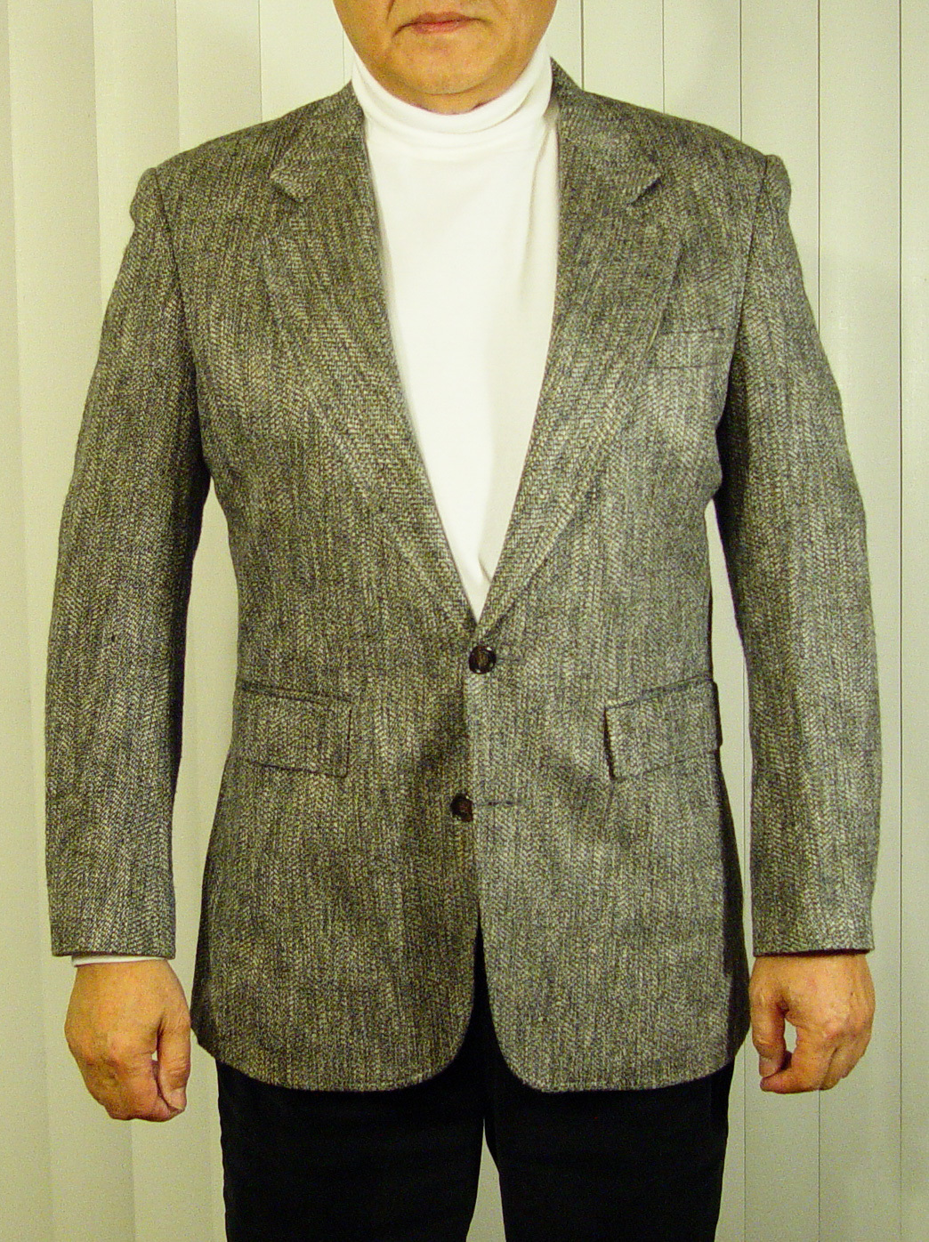 L’UOMO wool Sz 40 jacket, gray w/gold and blue accents,good condition, $13.95 NR