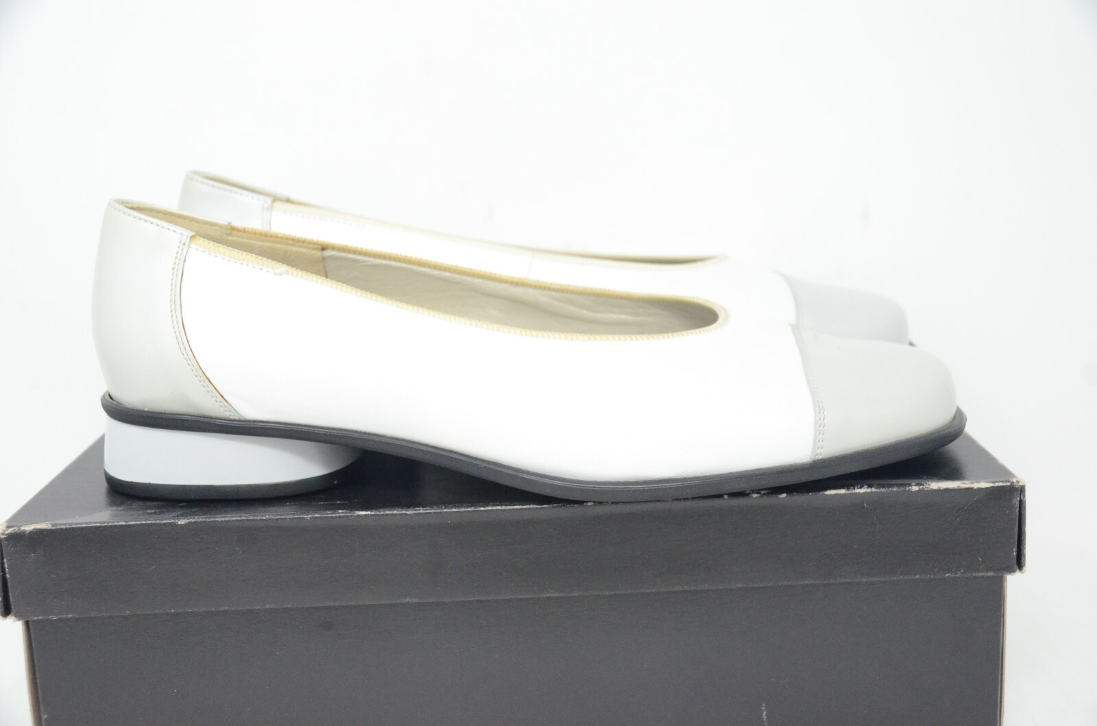 Women’s Theresia M White / Gray Leather Dress Flats. US Size 9.5
